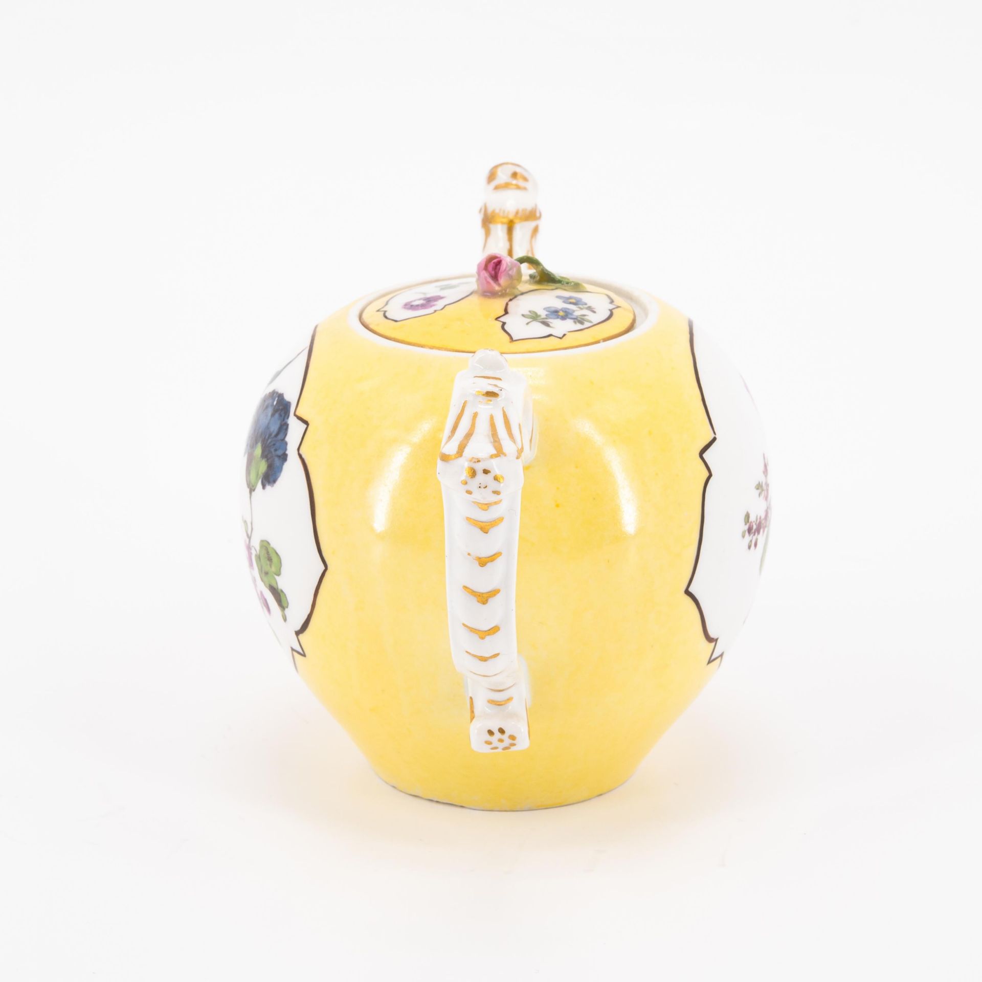 Teekanne, zwei Tassen und Untertassen mit gelbem Fond und ombrierter Blumenmalerei - Bild 7 aus 11