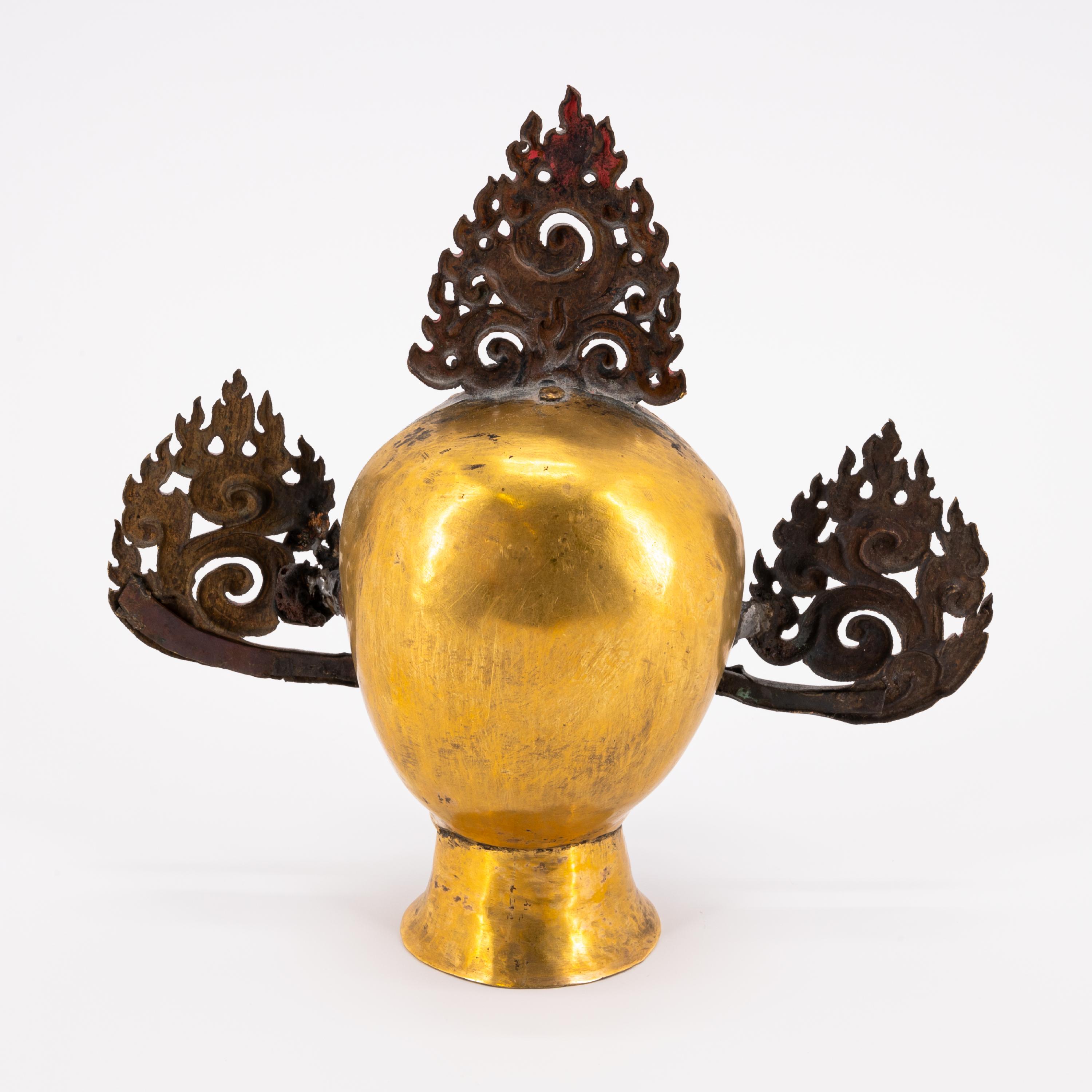 COPPER ROD- OR CROWN CENTREPIECE WITH SKULL AND FLAMES - Image 3 of 5