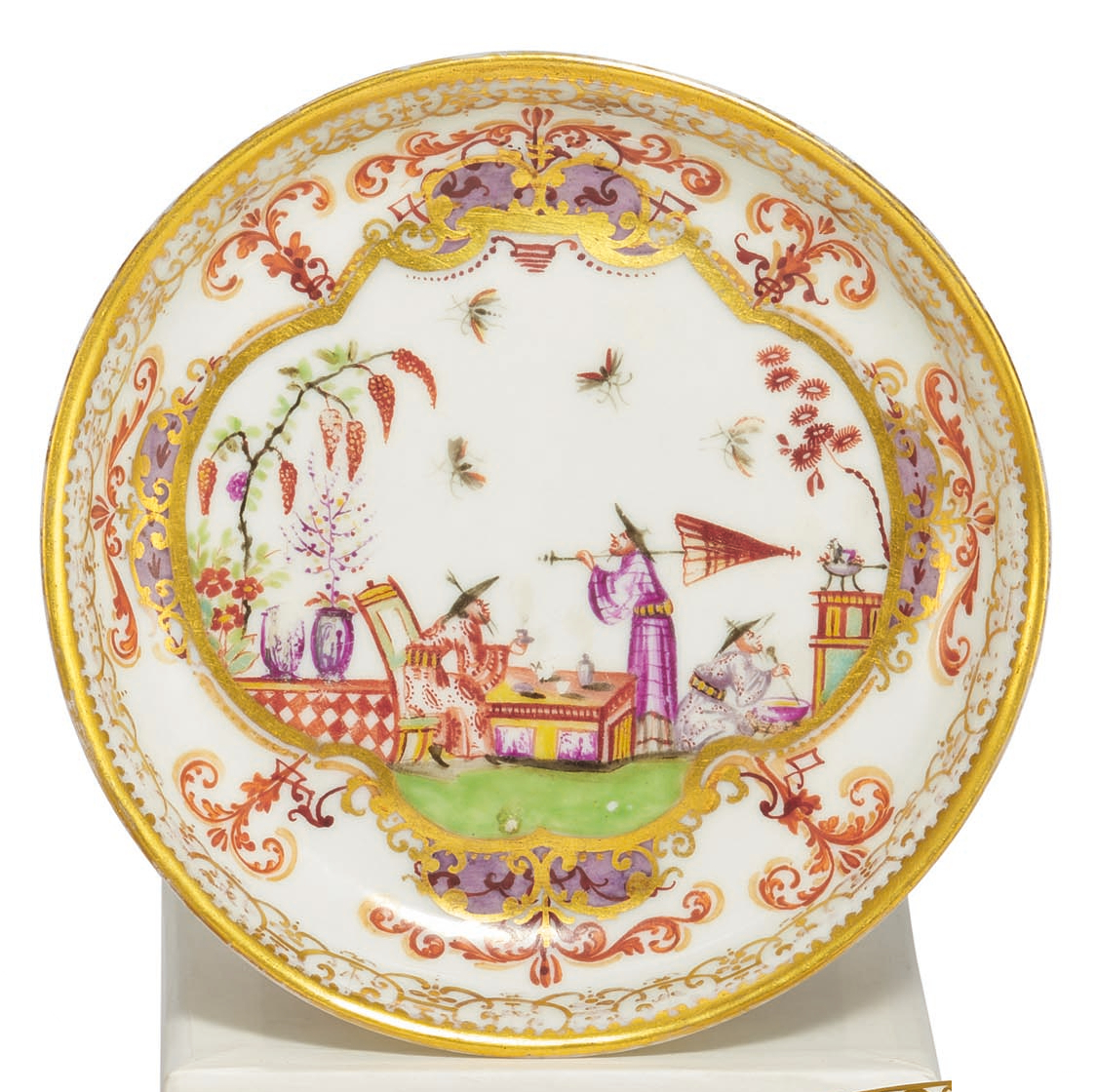 SMALL PORCELAIN SAUCER WITH CHINOISERIES
