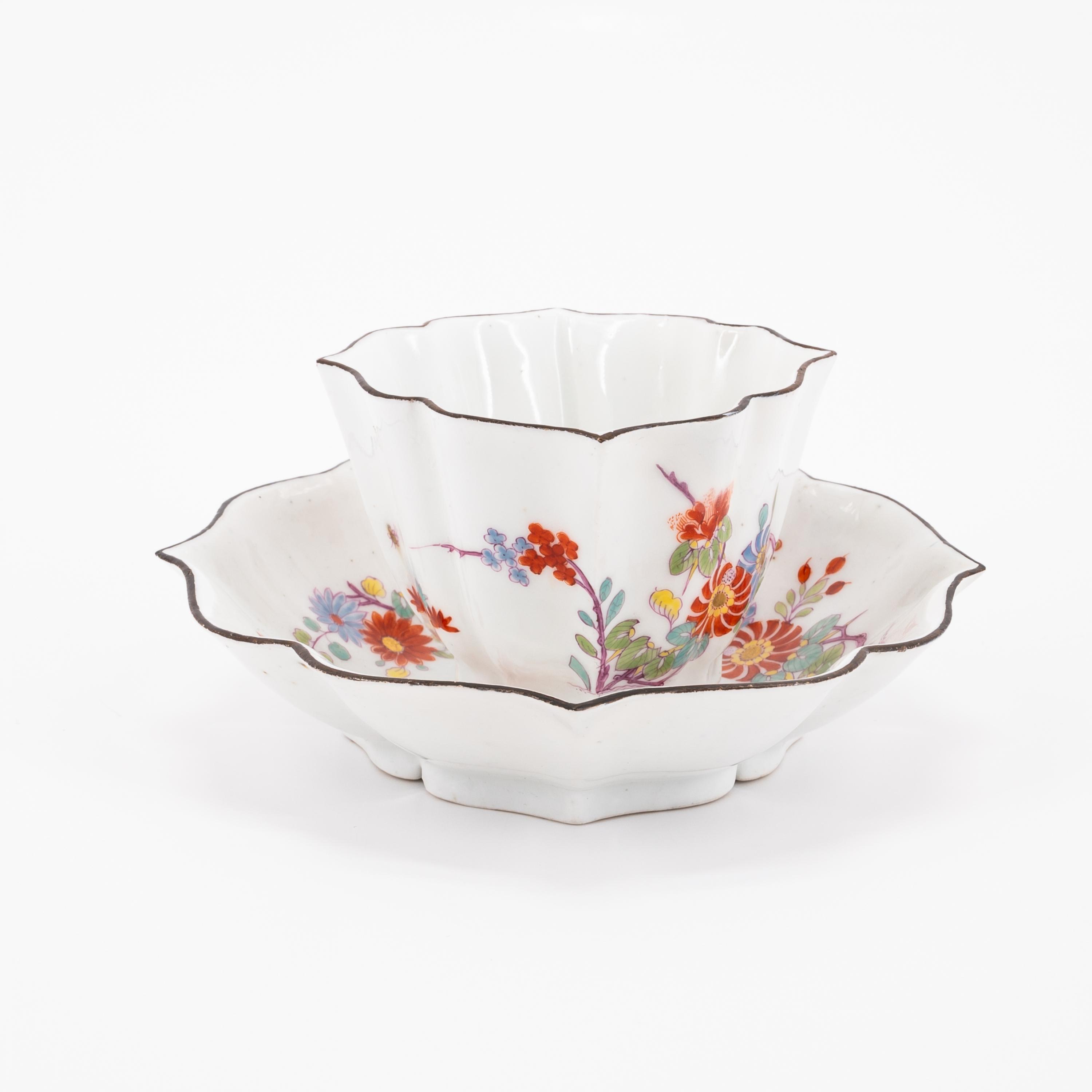 SCALLOPED PORCELAIN CUPS AND SAUCERS WITH KAKIEMON DECOR - Image 4 of 6
