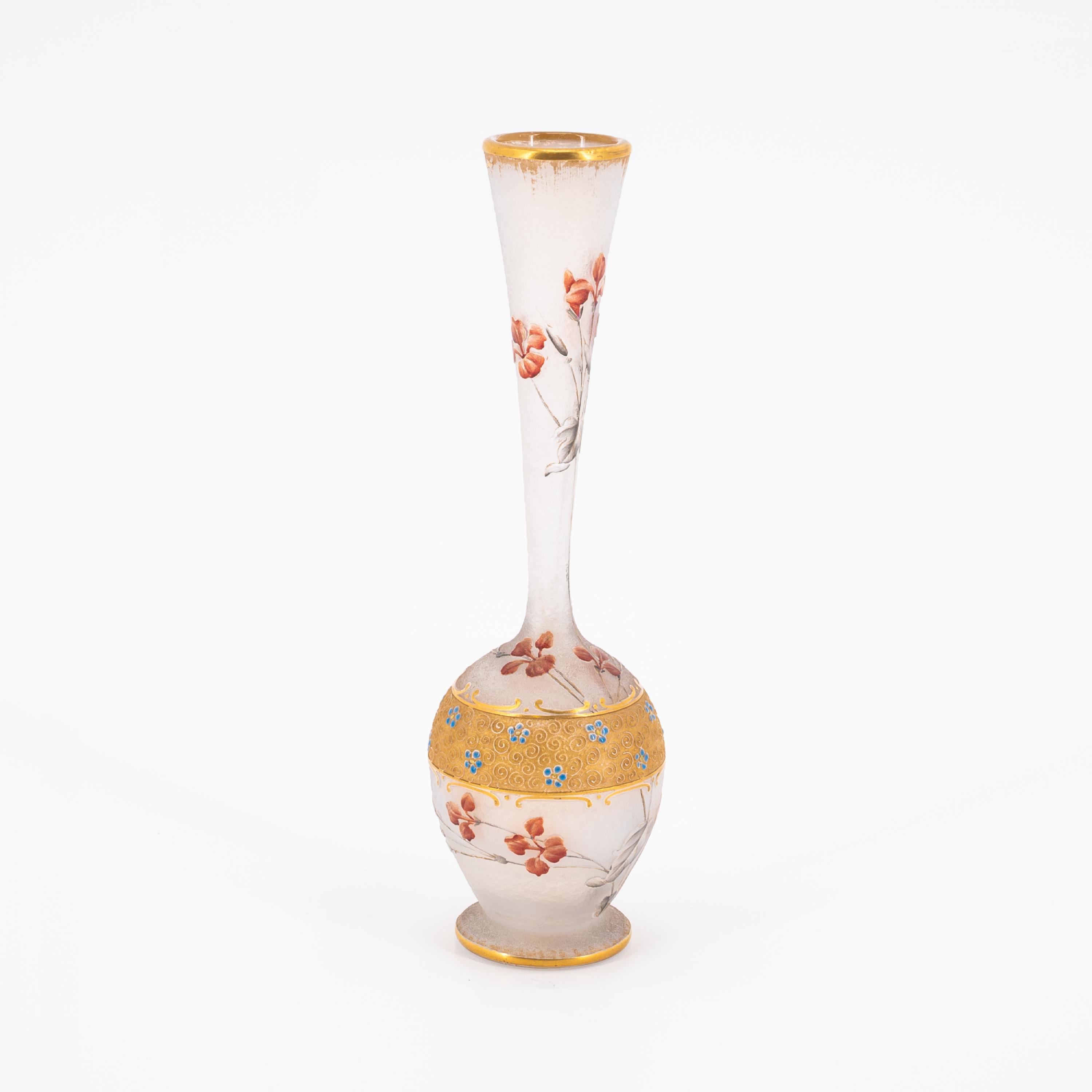 SMALL GLASS VASE WITH GOLD BORDER AND FINE FLORAL PATTERN - Image 4 of 6
