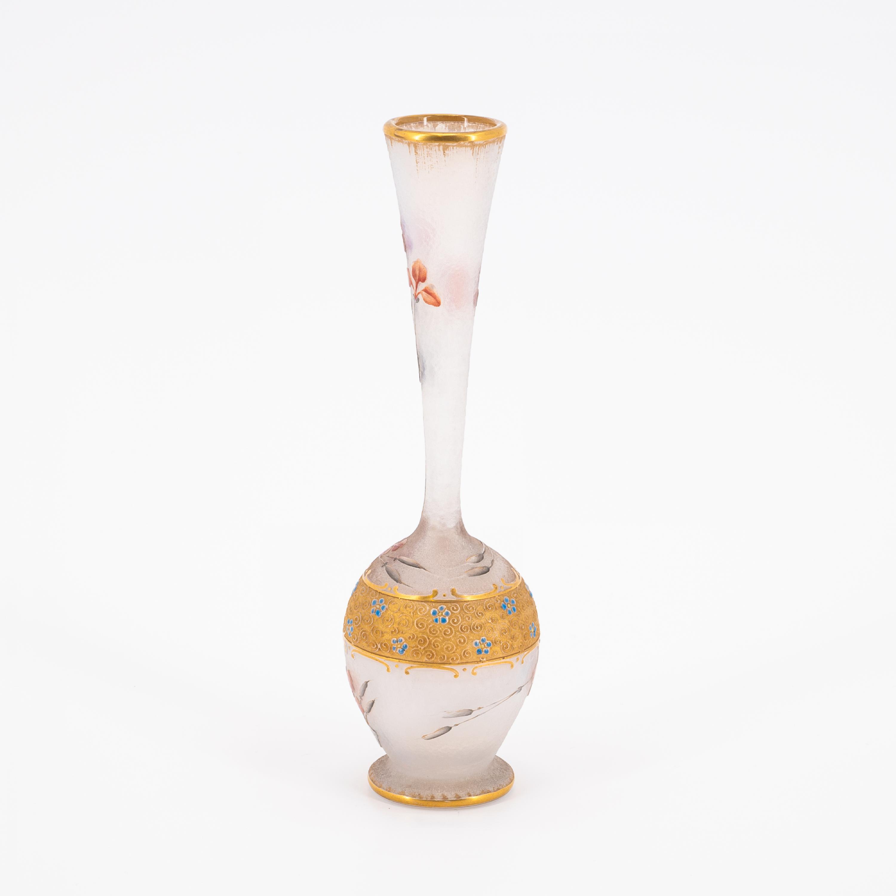 SMALL GLASS VASE WITH GOLD BORDER AND FINE FLORAL PATTERN - Image 2 of 6