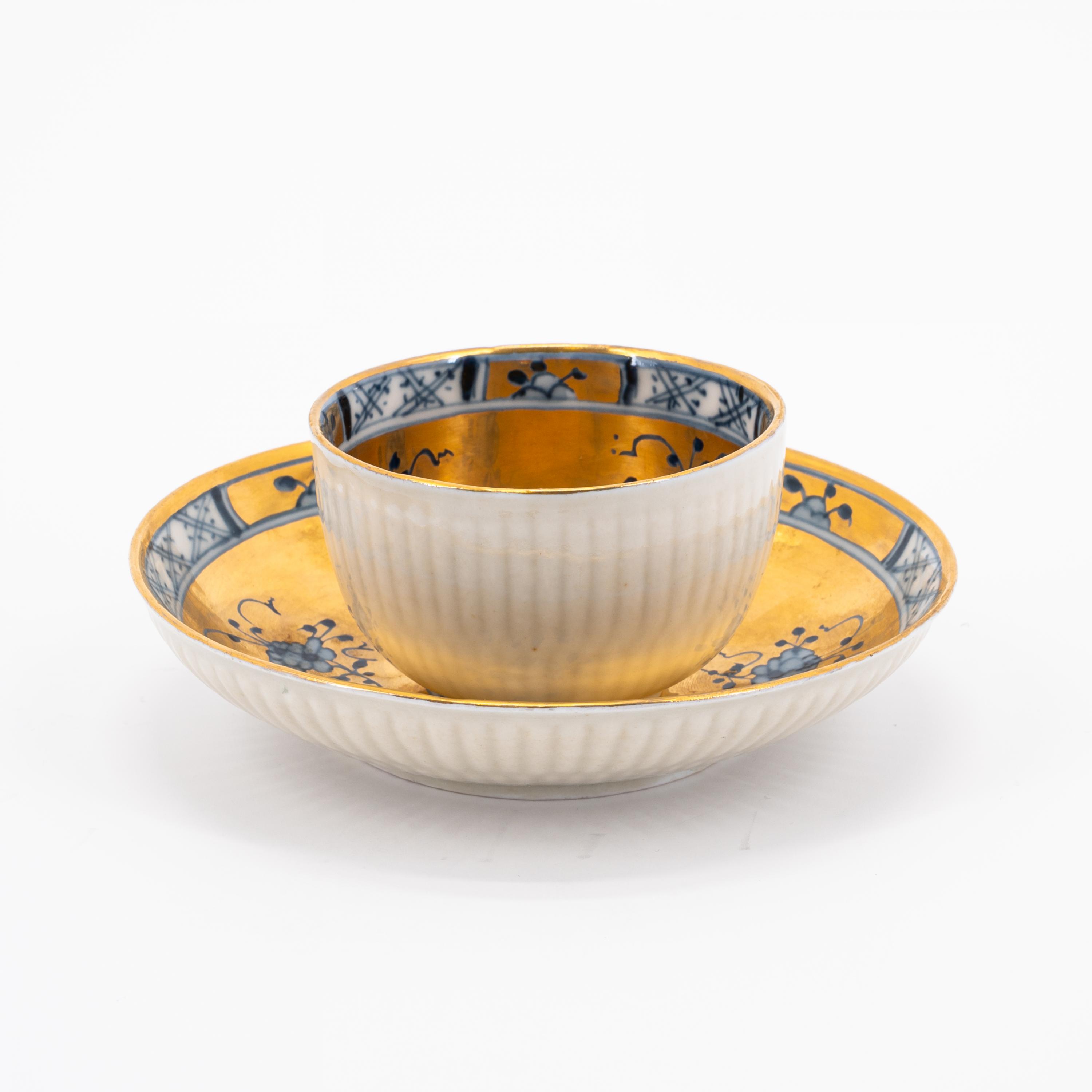 PORCELAIN ENSEMBLE OF SLOP BOWL, TWO CUPS AND SAUCERS WITH GILDED DECOR - Image 4 of 16