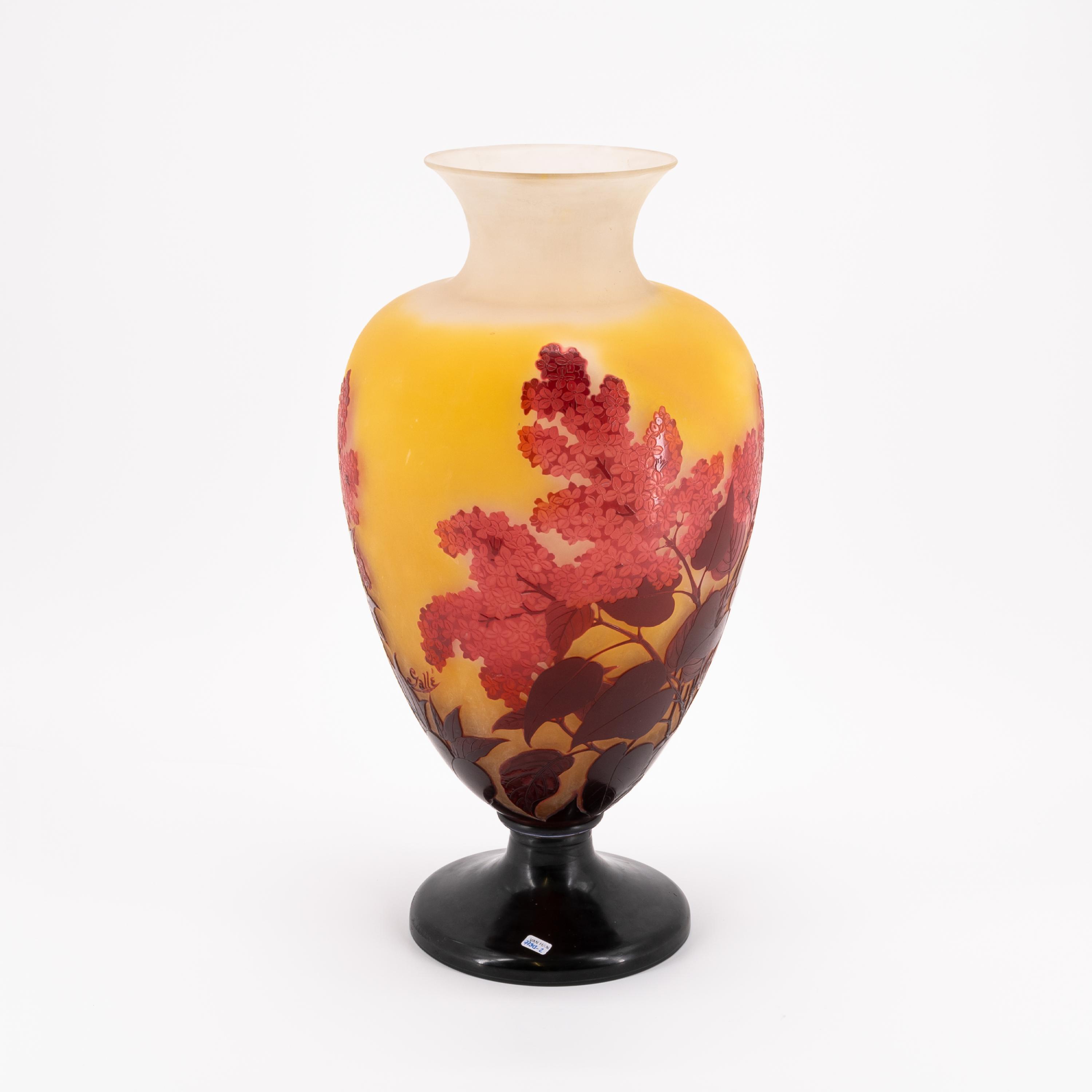 LARGE GLASS GOBLET VASE WITH LILAC BLOSSOMS - Image 4 of 8