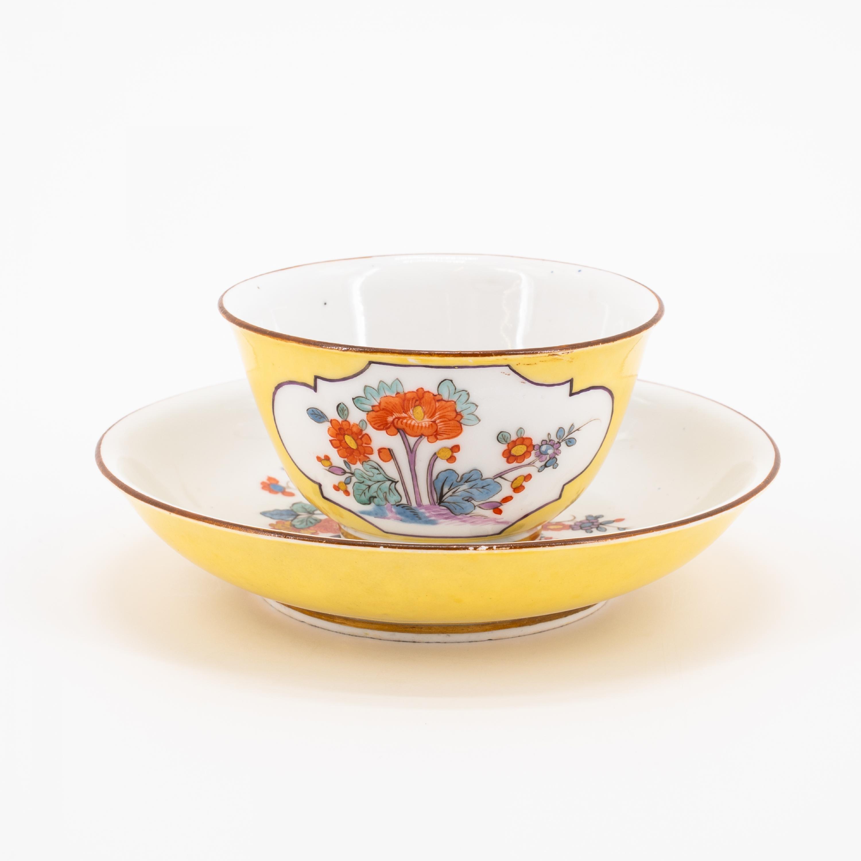 TWO PORCELAIN TEA BOWLS AND TWO SAUCERS WITH YELLOW GROUND AND KAKIEMON - Image 8 of 11
