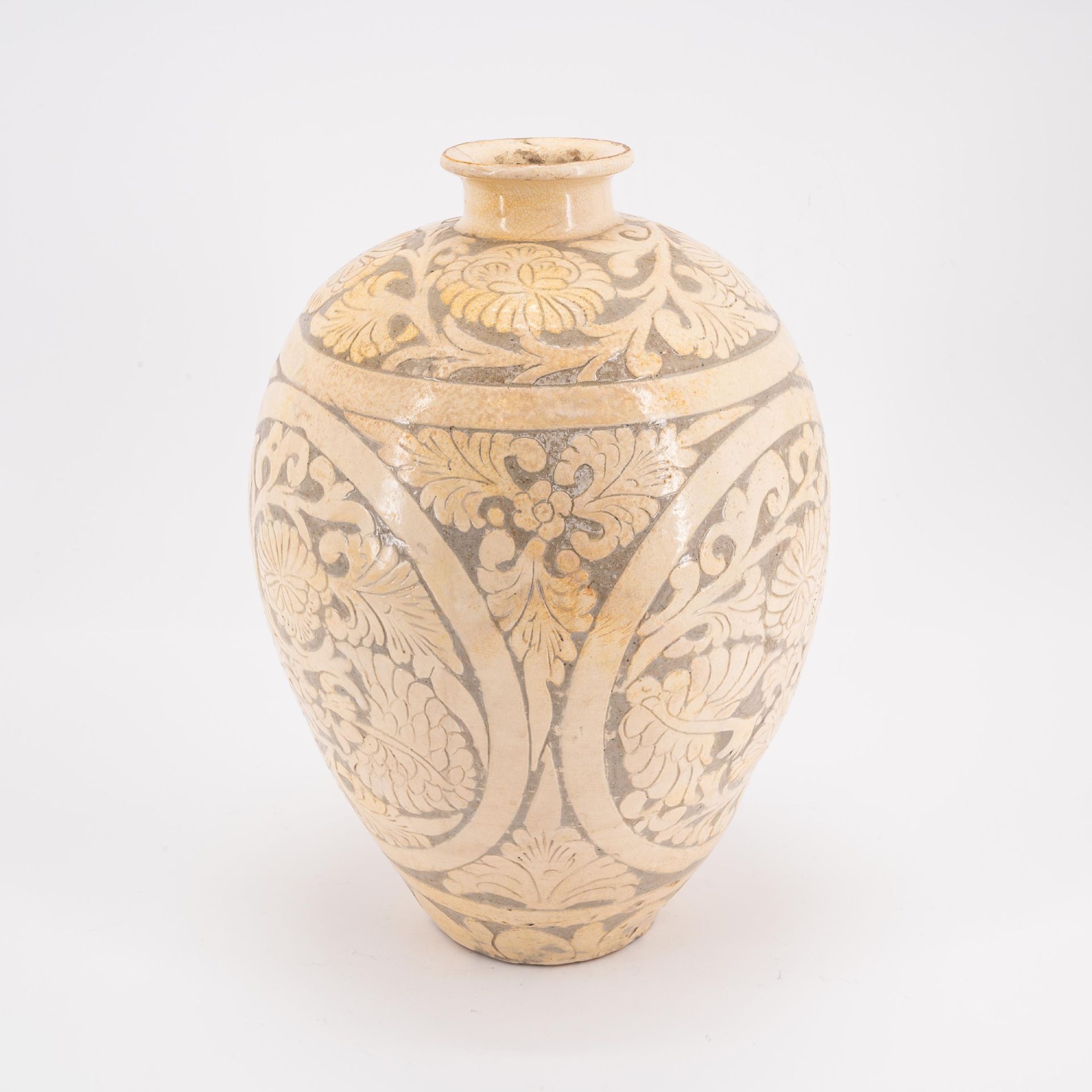 Ovoide Vase mit Blumenornament - Bild 2 aus 6