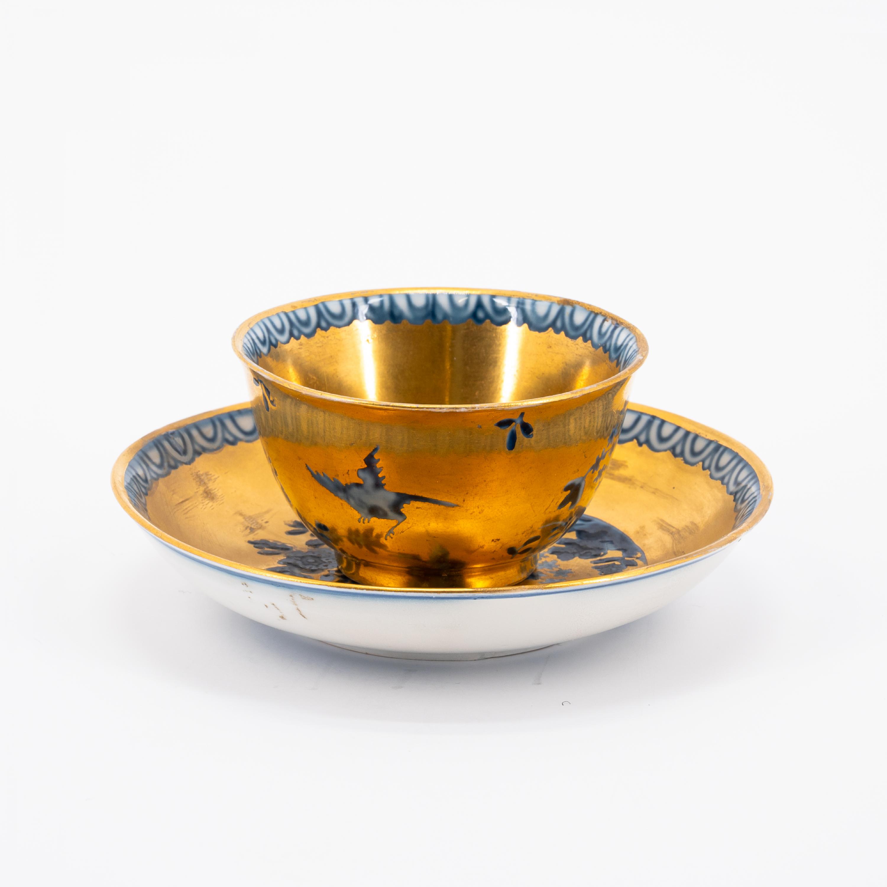 PORCELAIN ENSEMBLE OF SLOP BOWL, TWO CUPS AND SAUCERS WITH GILDED DECOR - Image 13 of 16