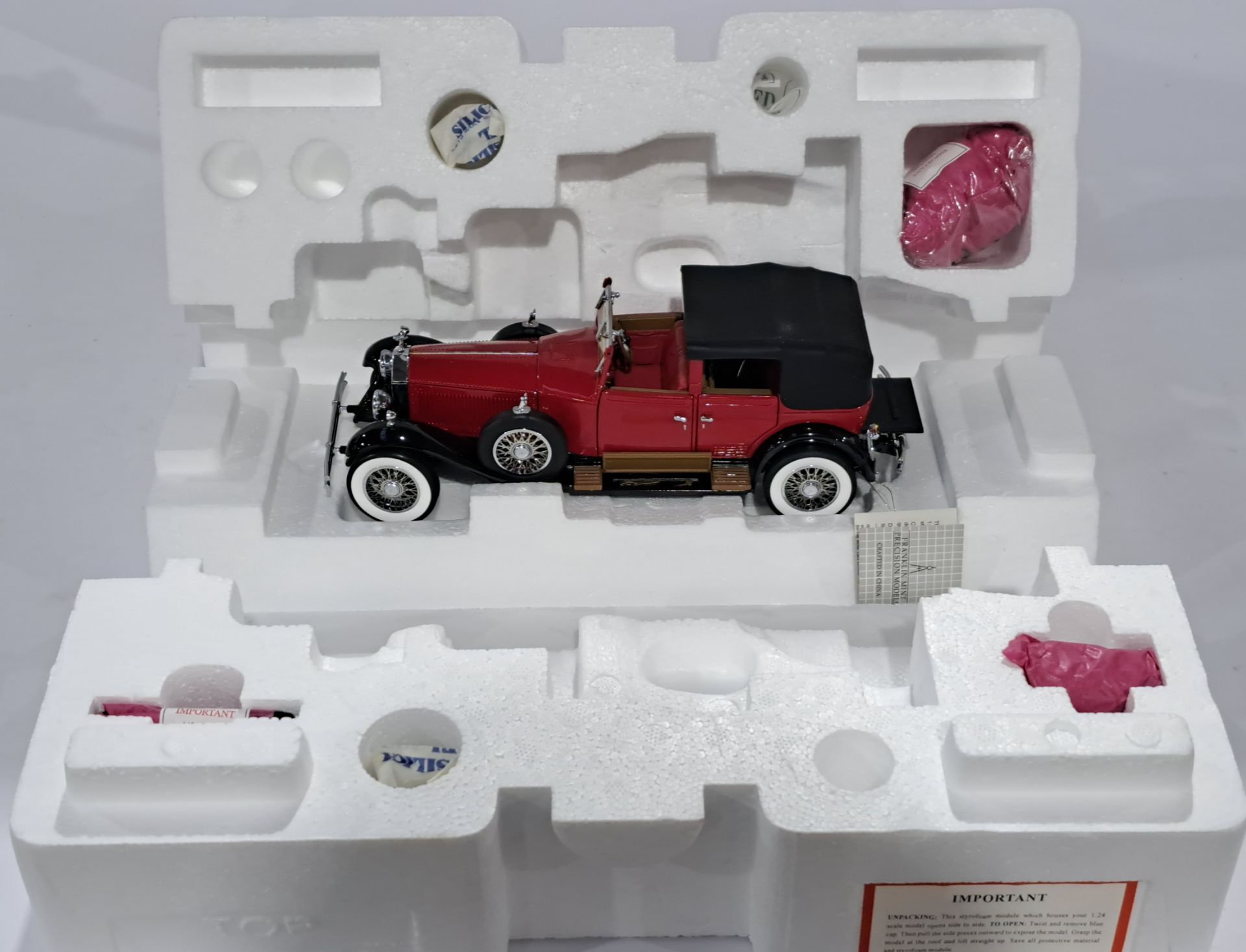 Franklin Mint a mixed pair to include Rolls-Royce Phantom I Cabriolet DeVille and other. Conditio...