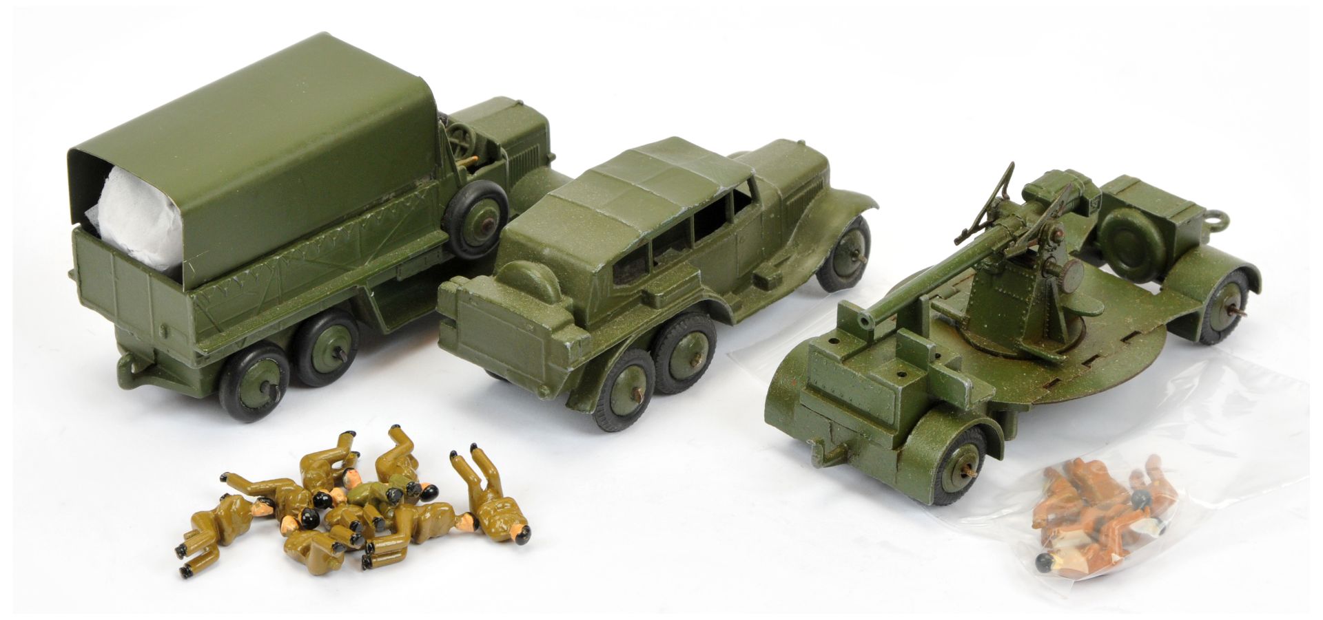 Dinky Toys Military Group To Include 151B 6-Wheeled wagon - Green body including metal tilt and s... - Bild 2 aus 2