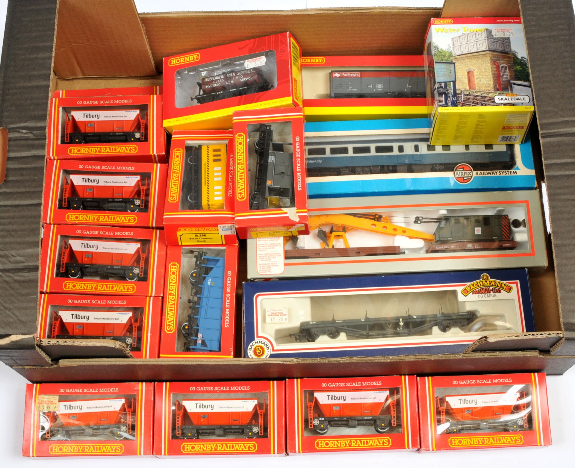 Hornby, Lima, Bachmann, Airfix - boxed rolling stock. 