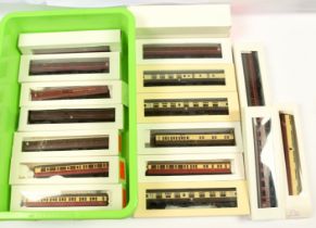 Hornby / Bachmann 00 Gauge Group of Passenger coaches