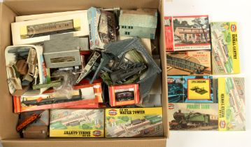 Airfix / Hornby and other manufacturers 00 Gauge Kits, Railway buildings and associated items