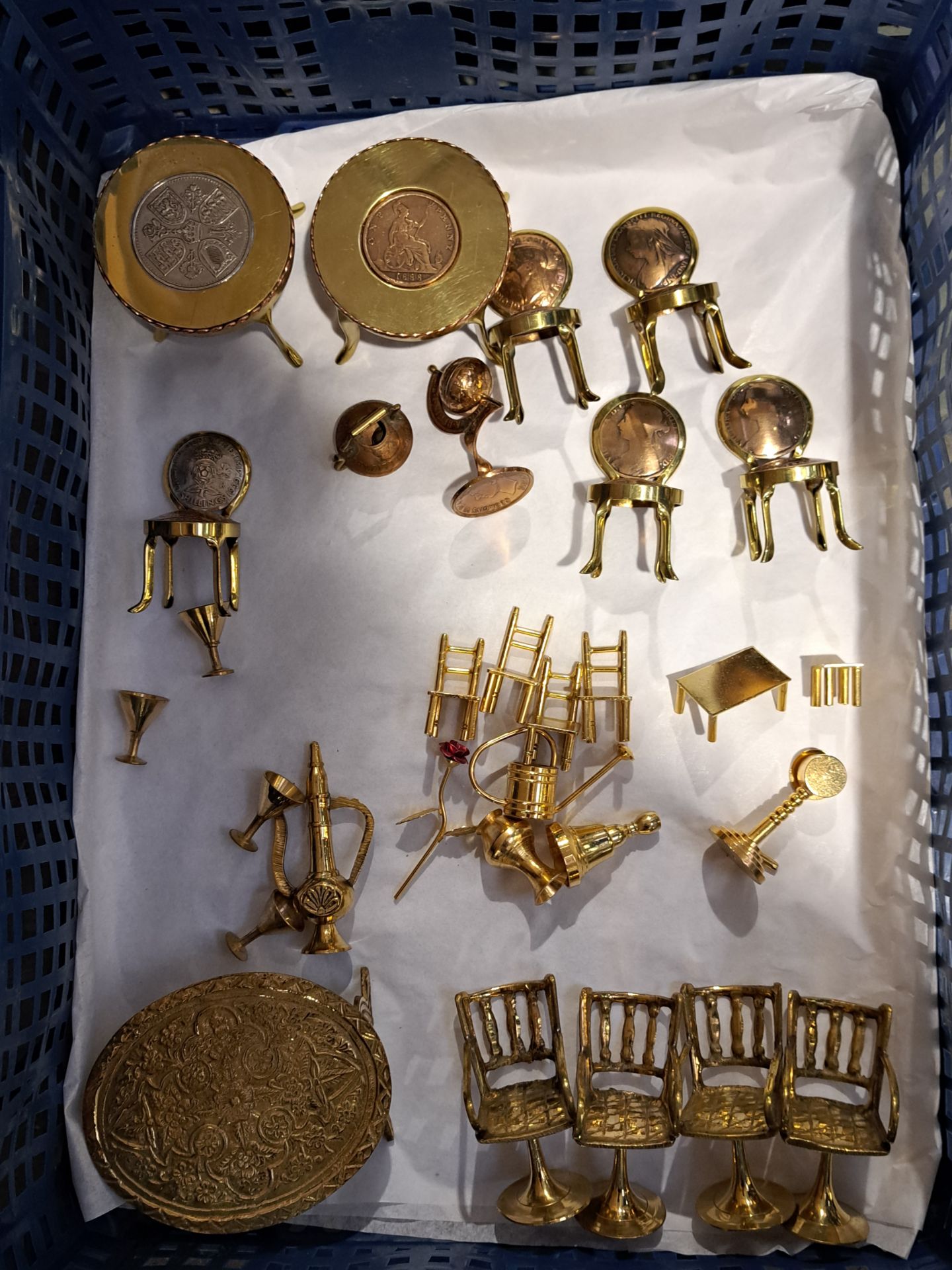 Large collection of miniature brass furniture - Image 2 of 4