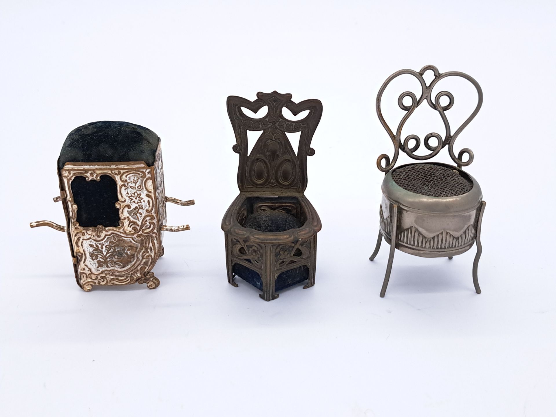 Miniature cast metal and other doll's house furniture / novelties