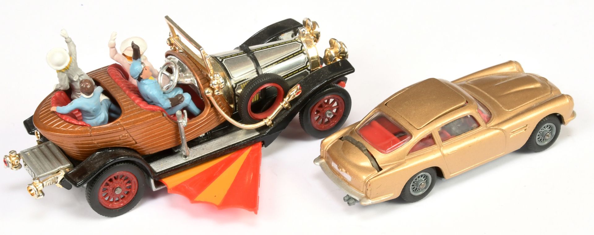 Corgi Toys 261 "James Bond" Aston Martin "Goldfinger" - Gold Body, red interior with "James Bond"... - Image 2 of 2