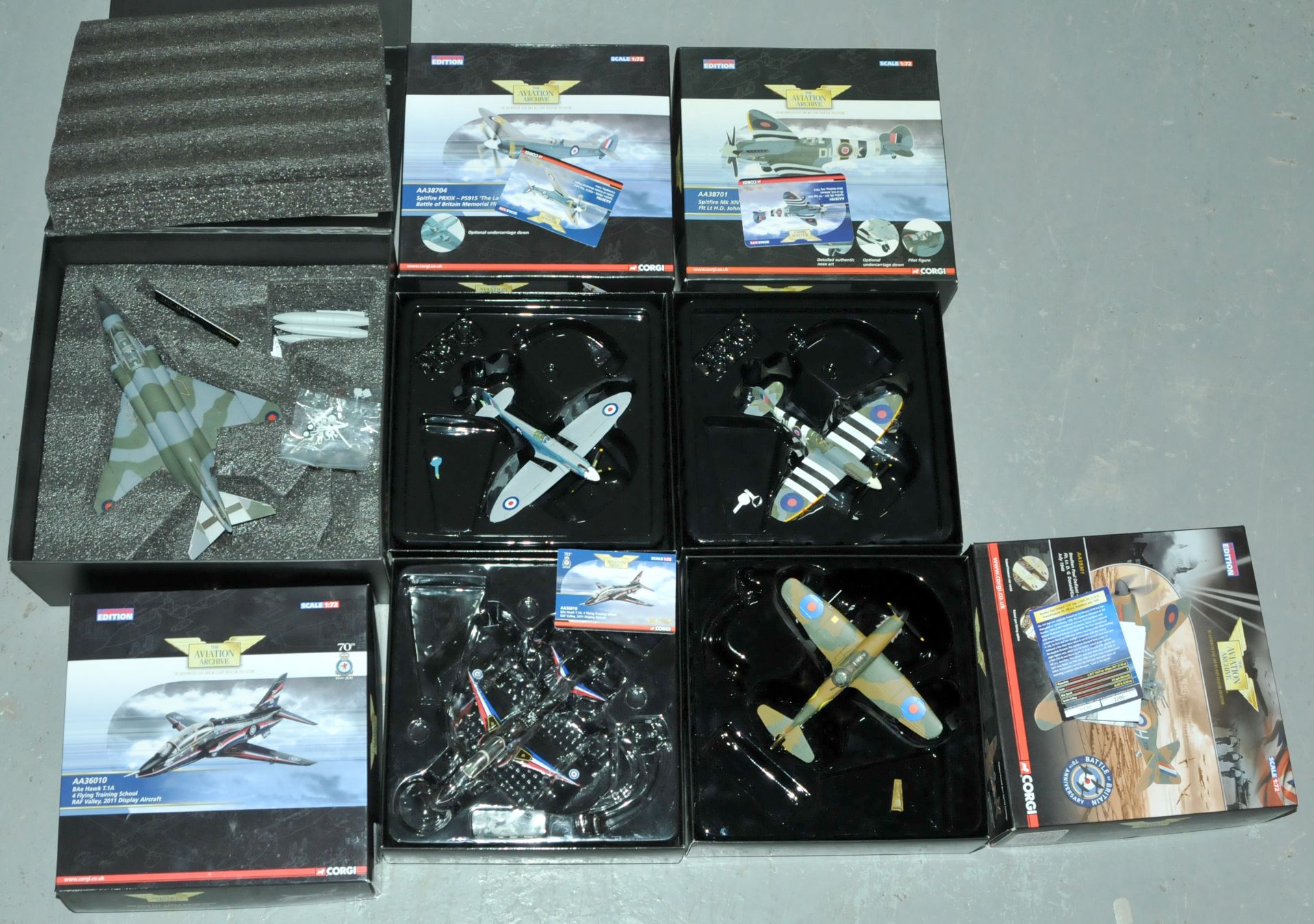 Corgi Aviation Archive and similar, a boxed group of 1/72 scale airplanes to include AA36010 BAe ... - Bild 2 aus 5