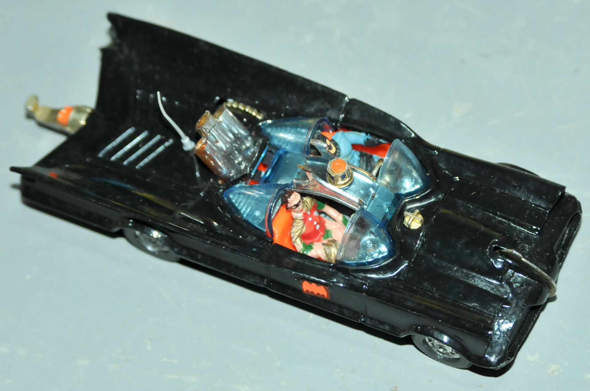 Corgi 267 Batmobile - light blue windows, dayglo orange interior with original Batman & Robin Fig... - Bild 4 aus 6