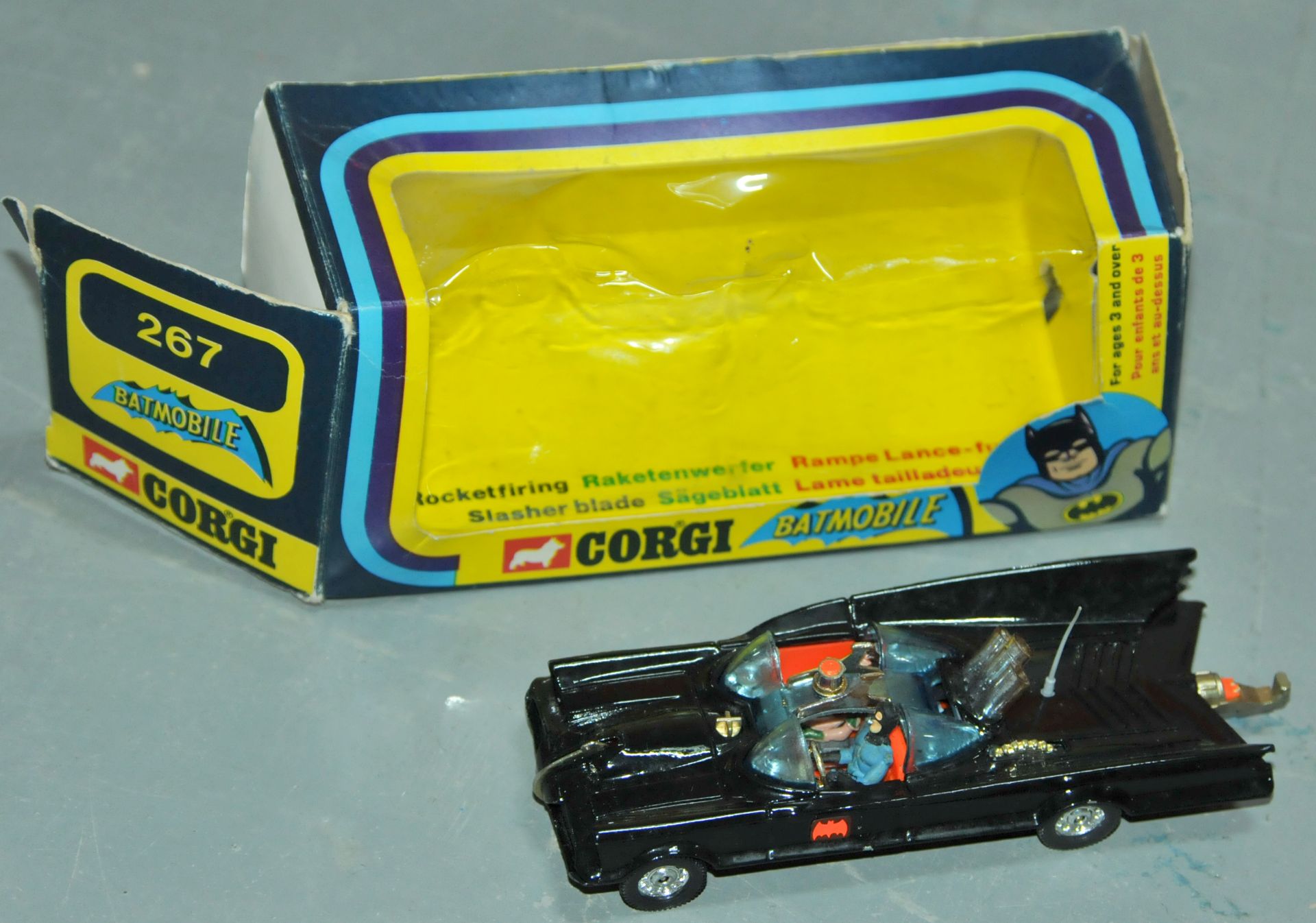 Corgi 267 Batmobile - light blue windows, dayglo orange interior with original Batman & Robin Fig... - Bild 3 aus 6