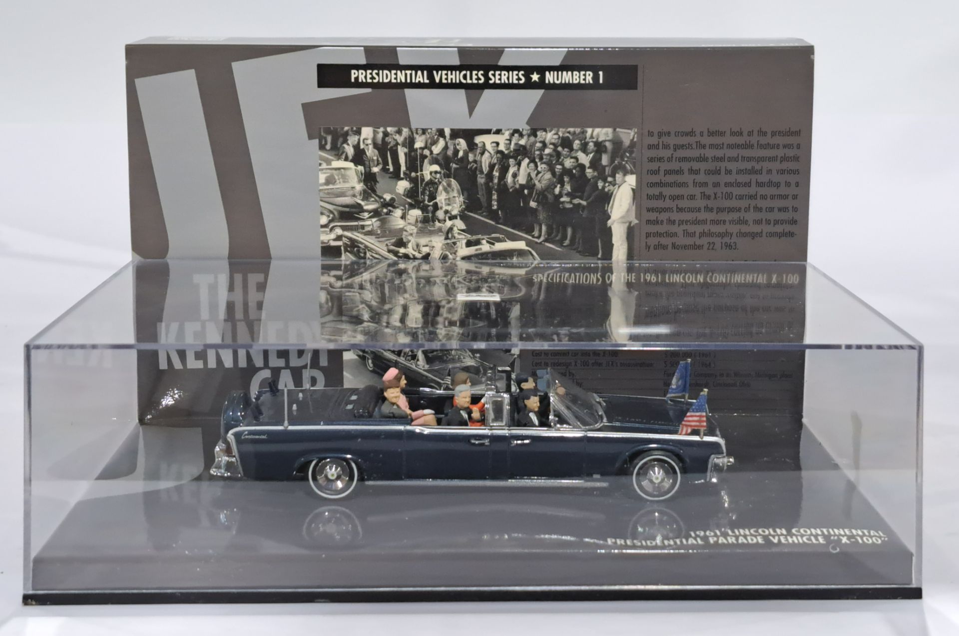 A Minichamps Presidential Vehicle Series 1 "Kennedy Car" is finished in blue, comes complete with...