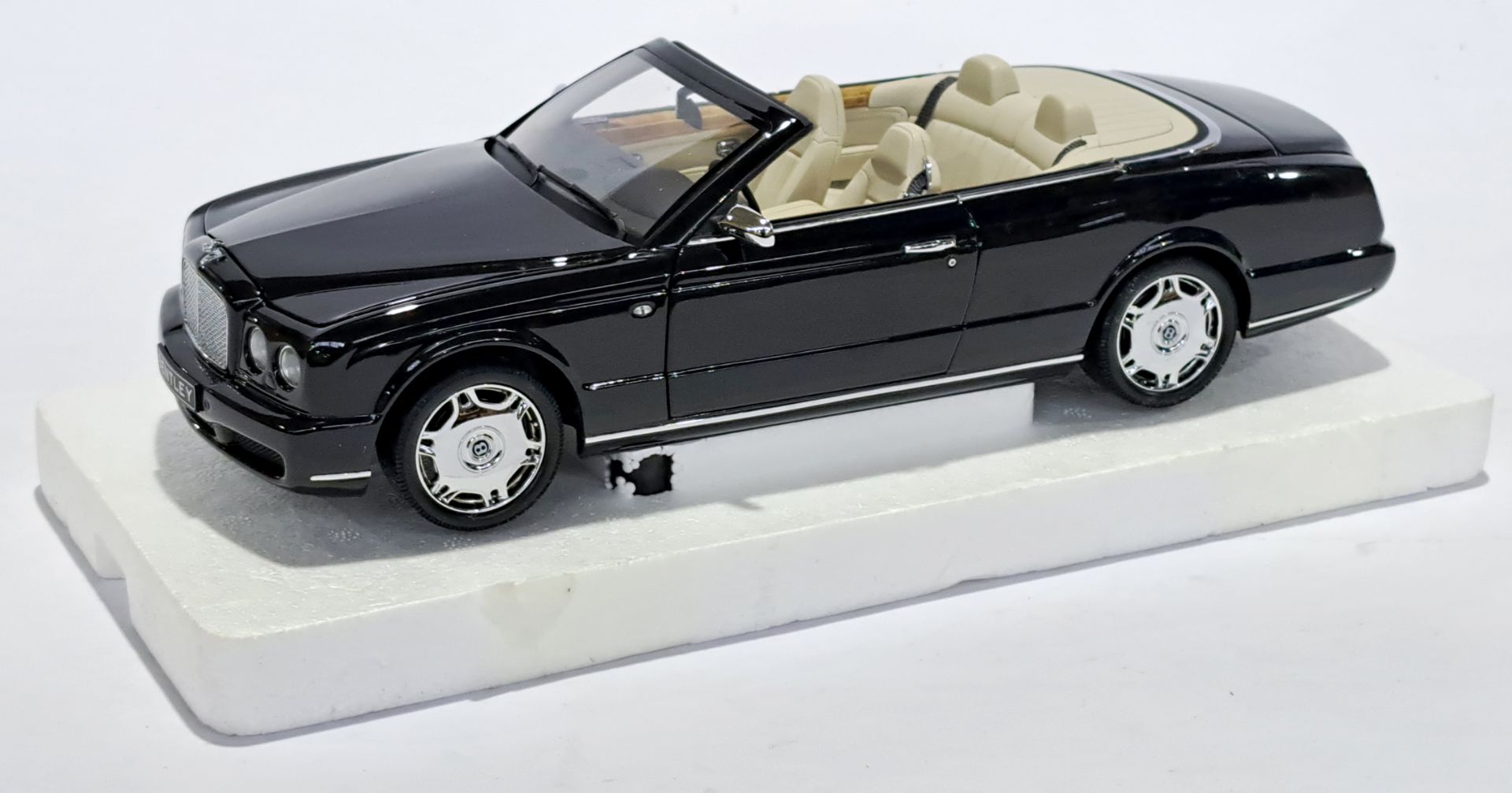 Minichamps (Paul's Model Art) 1:18 scale 139500 Bentley Azure 2006 - Bild 2 aus 3