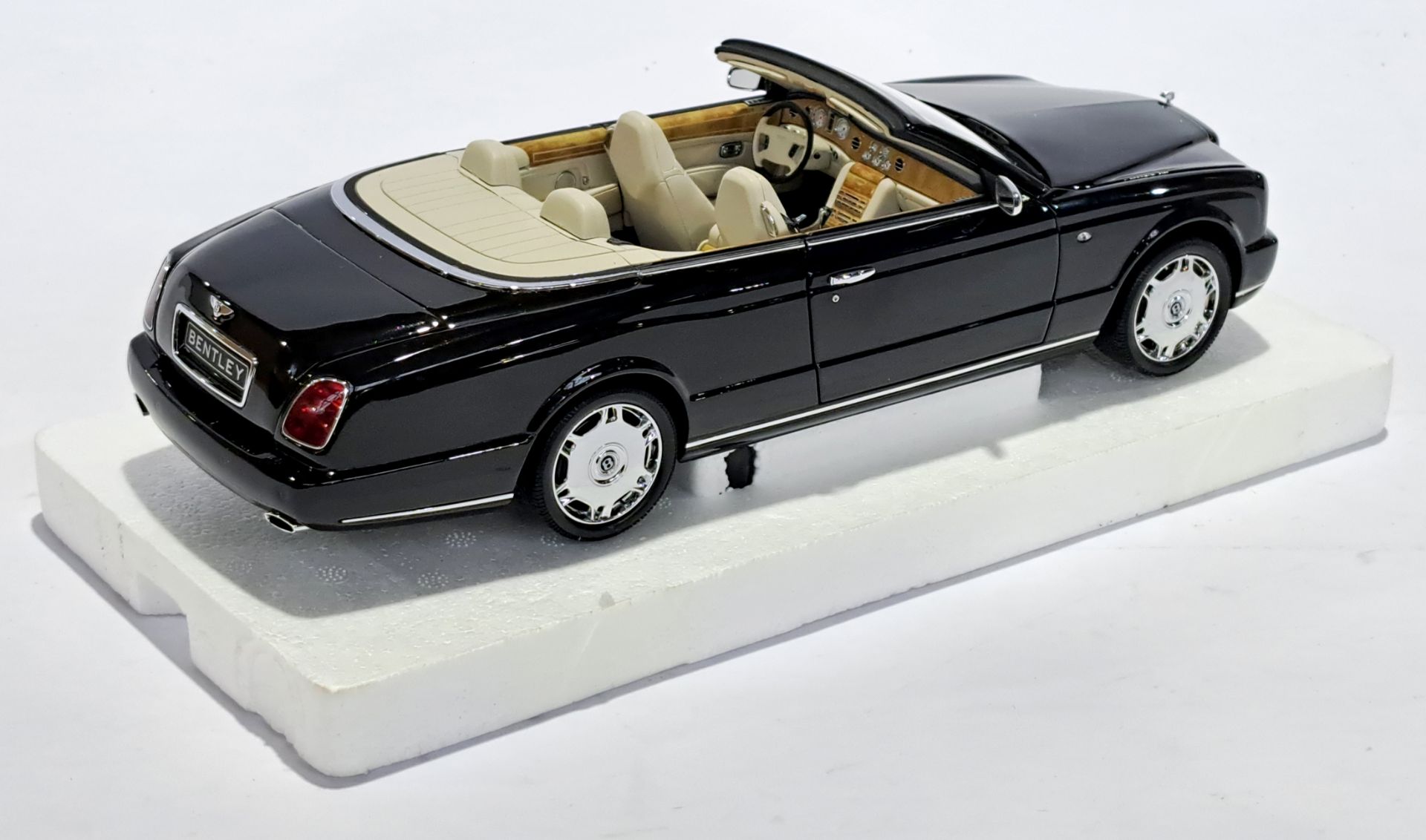 Minichamps (Paul's Model Art) 1:18 scale 139500 Bentley Azure 2006 - Bild 3 aus 3