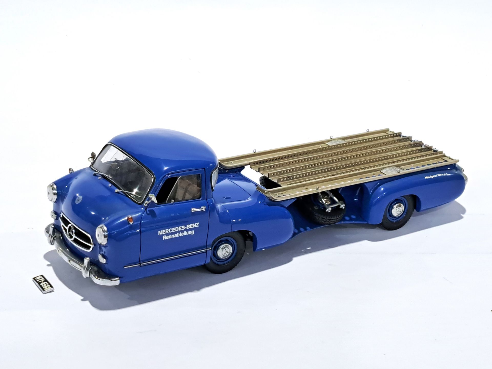 CMC 1:18 scale M-036 Mercedes - Benz Renntransporter 1954 - Image 2 of 4