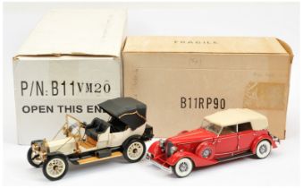 Franklin Mint a boxed pair of model cars comprising of (1) B11RP90 1912 Packard Victoria - white ...