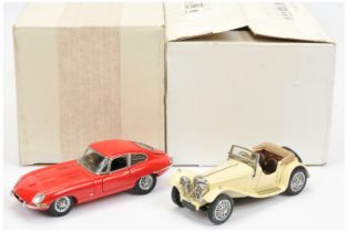 Franklin Mint a boxed pair of model cars comprising of (1) 1938 Jaguar SS-100 - cream and (2) 196...