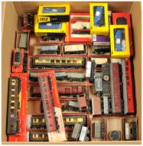Hornby Dublo, Trix & Similar a boxed and unboxed group of rolling stock to include