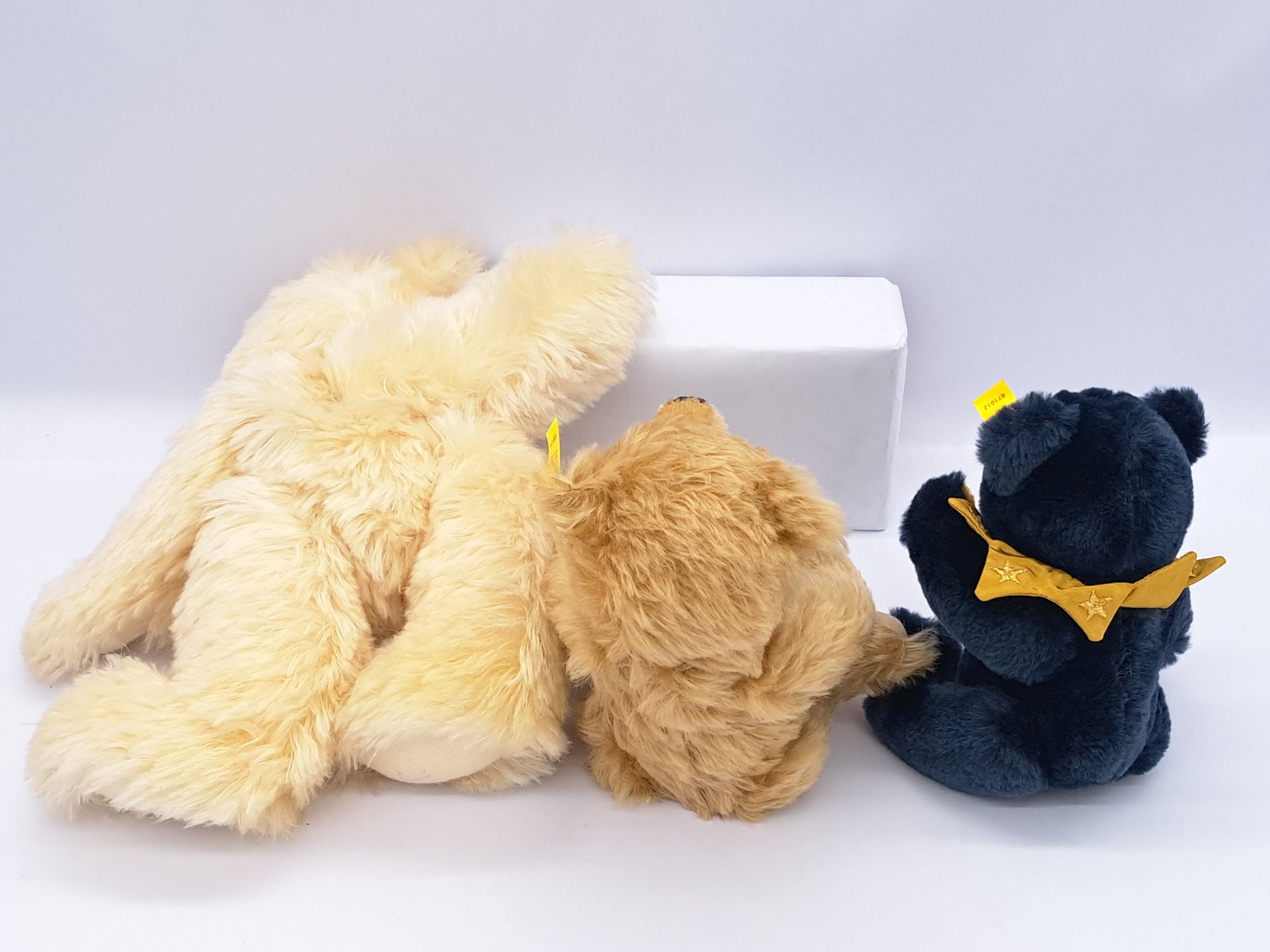 Steiff trio of teddy bears: (1) Mr. Cinnamon; (2) Classic 2001 bear; (3) Little Evening Star - Bild 2 aus 2