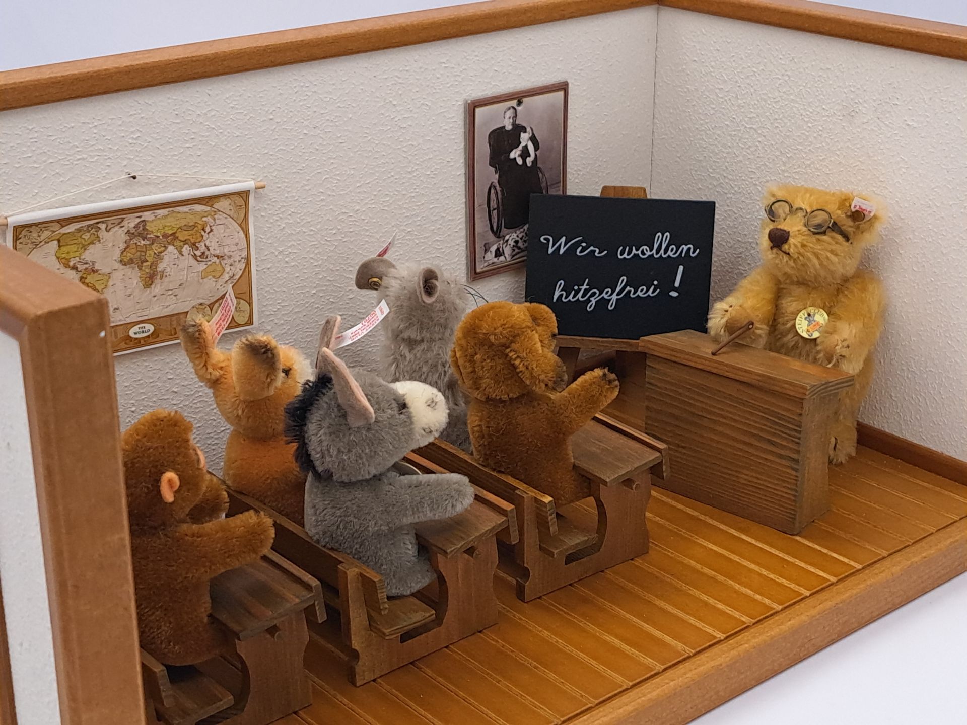 Steiff 'Dorfschule' Village School diorama - Bild 3 aus 5