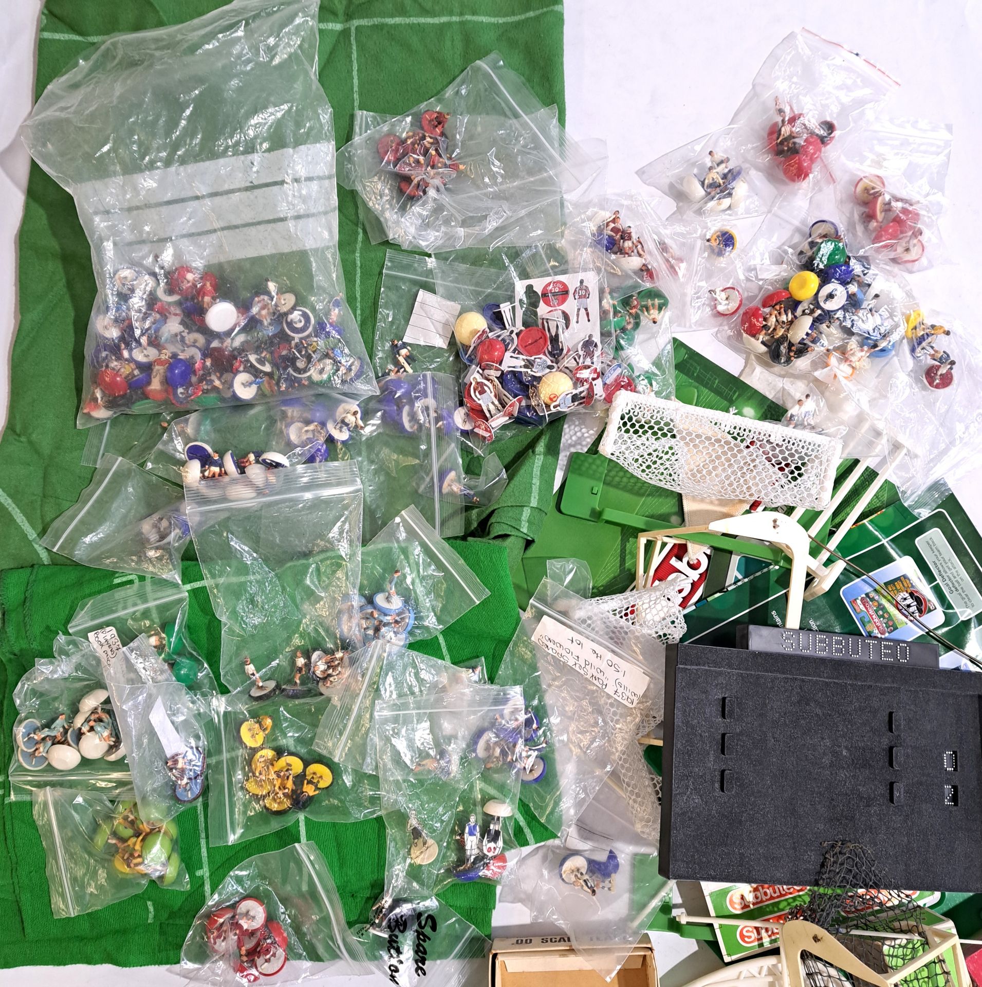 Subbuteo, a mixed loose unboxed group of accessories and bagged incomplete teams - Bild 3 aus 3