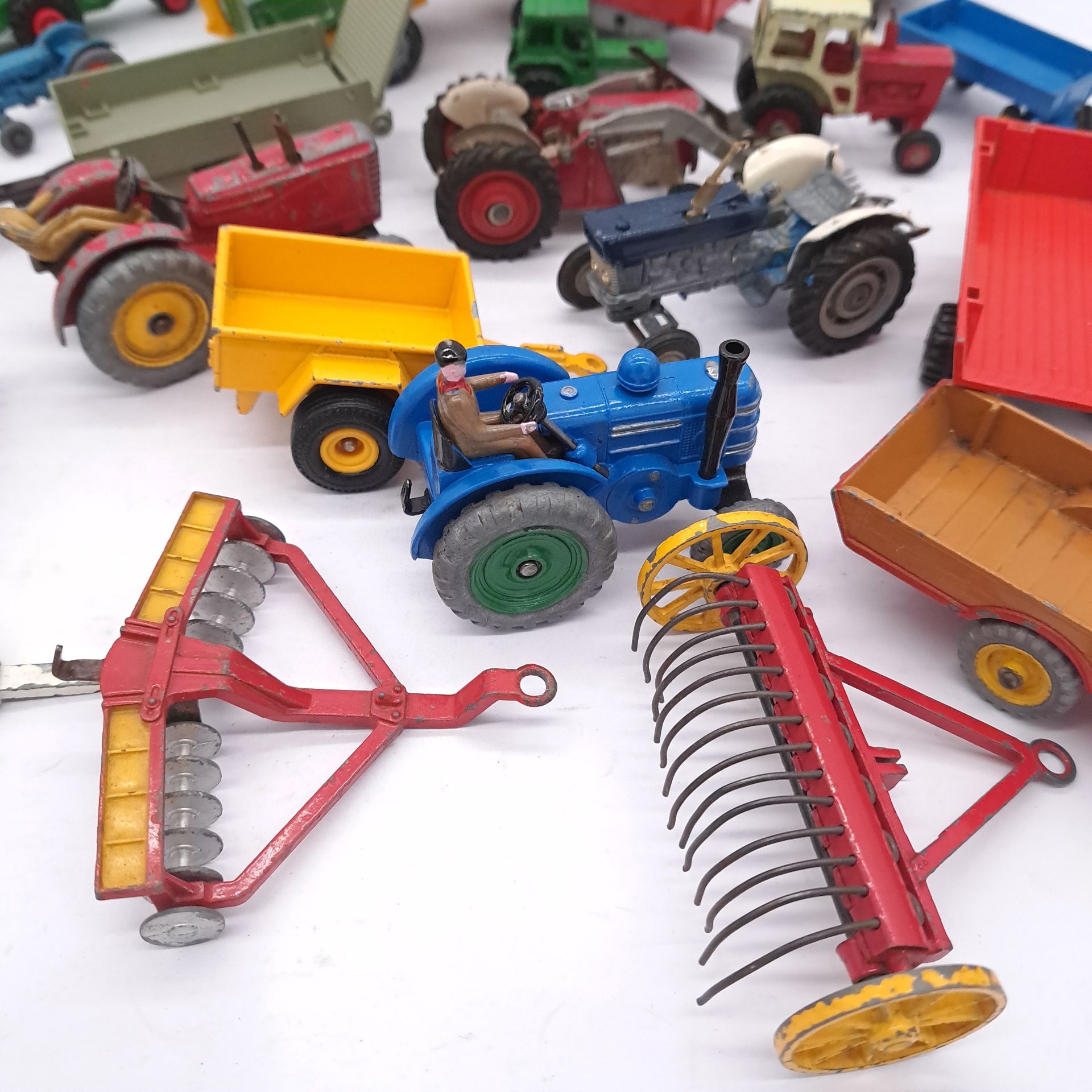 Britains, Dinky, Matchbox and similar, an unboxed farm related group - Bild 4 aus 4