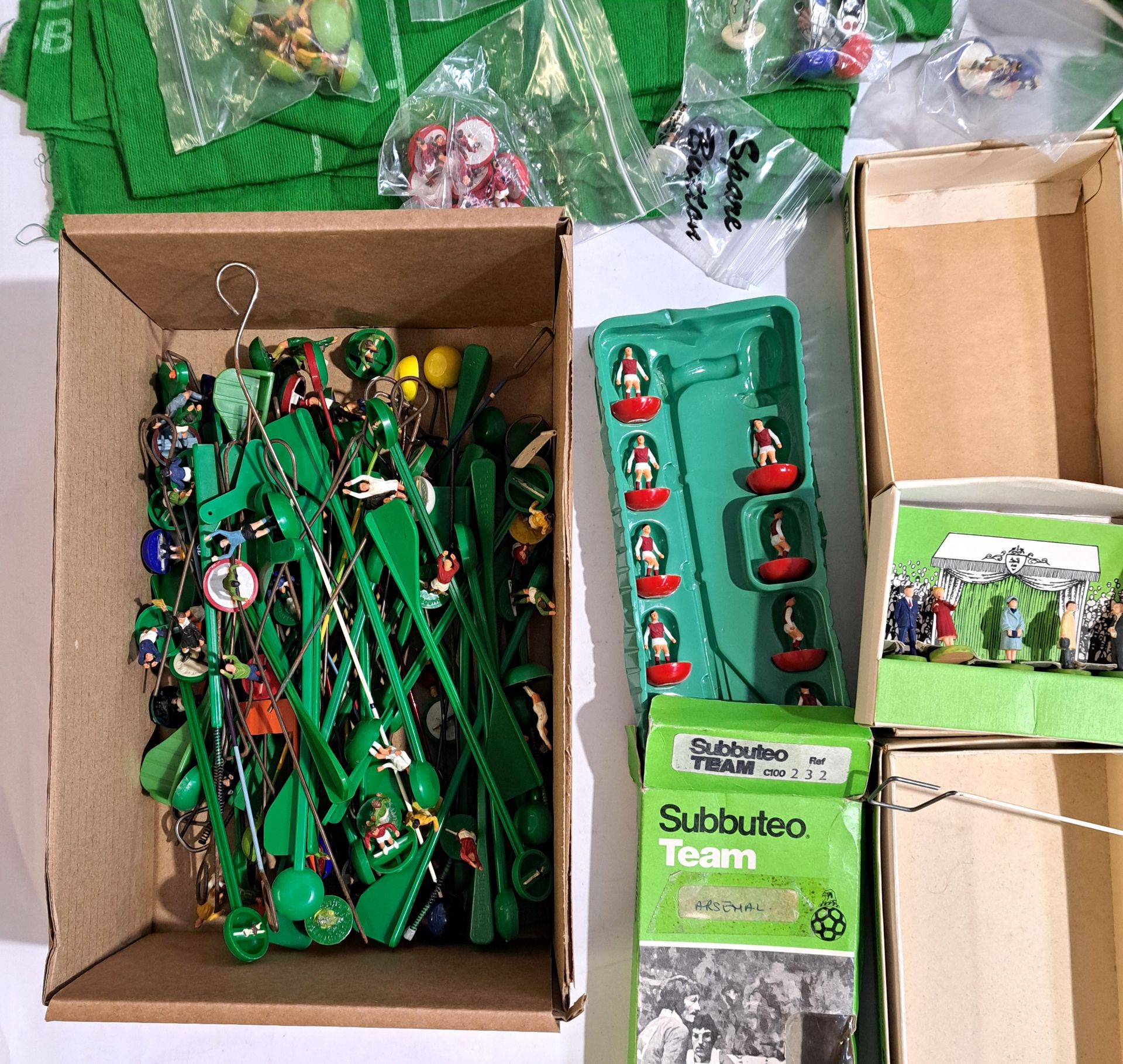 Subbuteo, a mixed loose unboxed group of accessories and bagged incomplete teams - Bild 2 aus 3