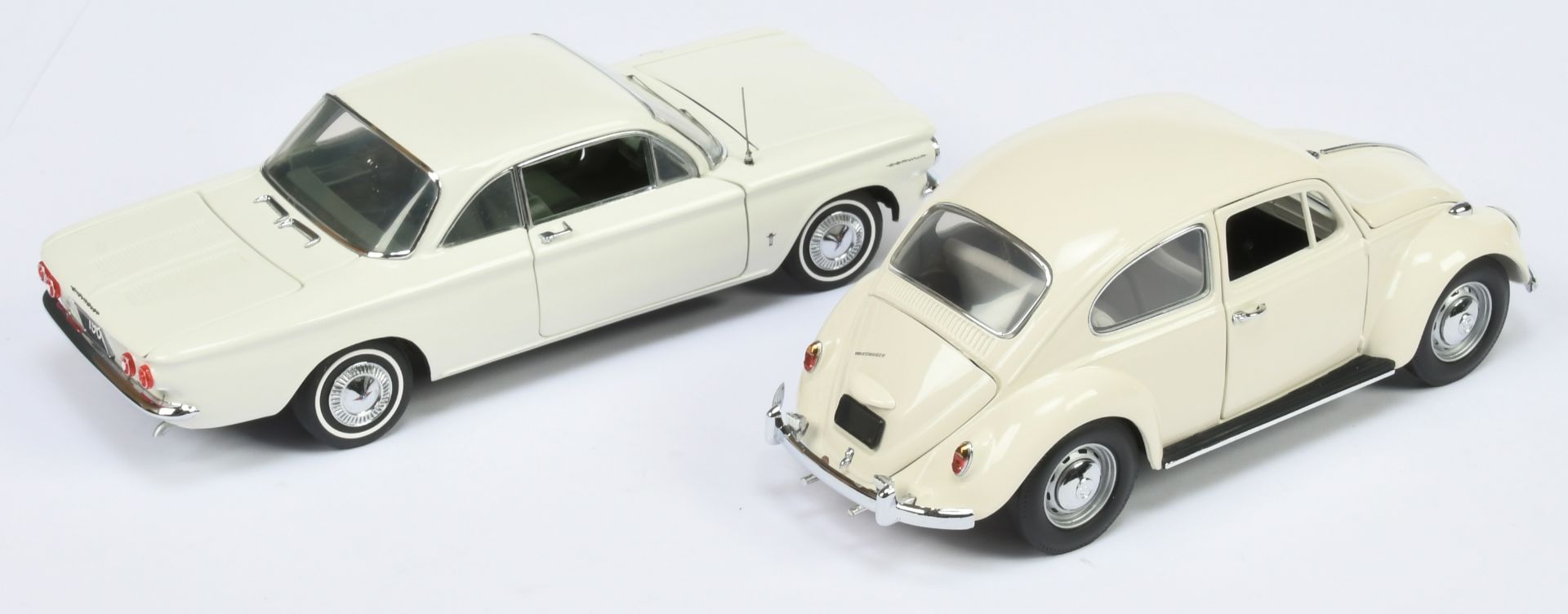 Franklin Mint 1/24th scale pair (1) B11VE12 1960 Corvair Monza club coupe, (2) B11TD00 1967 VW Be... - Bild 2 aus 2