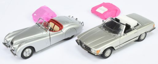 Franklin Mint 1/24th scale pair (1) B11YE70 Mercedes 450 SL Roadster (with accessories), (2) B11X...