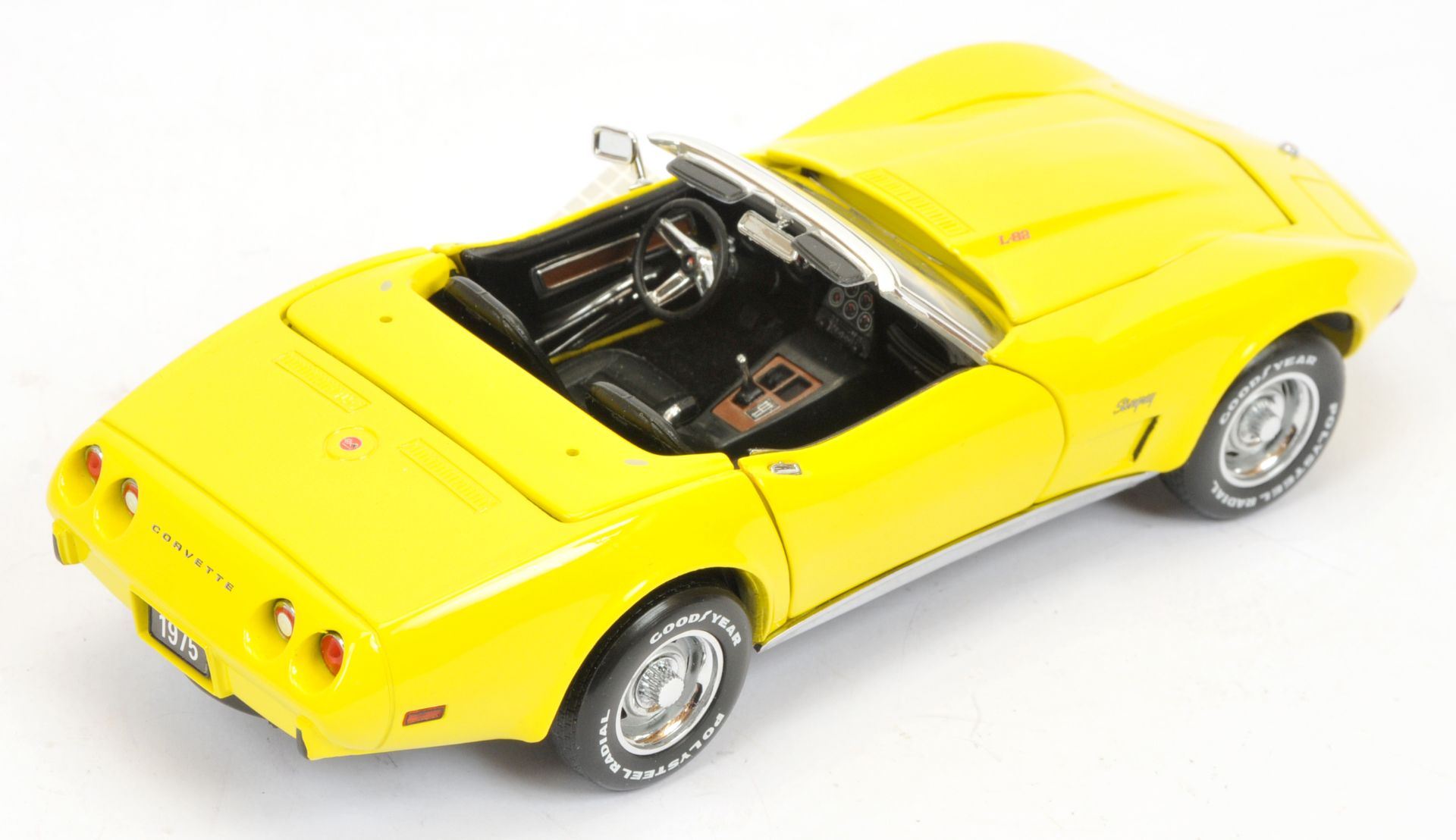 Franklin Mint B11WN72 1/24th scale 1975 Corvette convertible with FM Certificate of Authenticity ... - Image 2 of 2