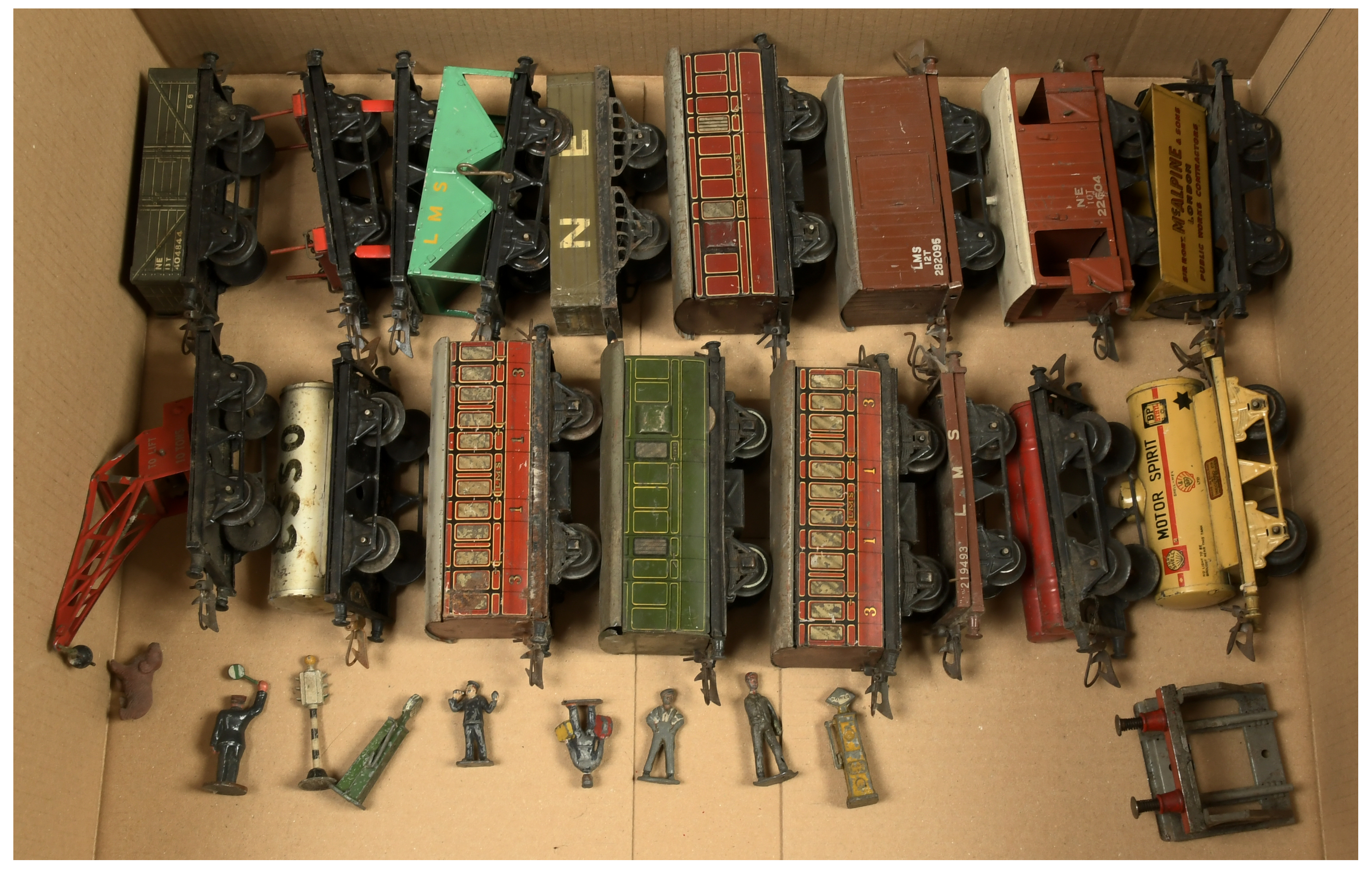 Hornby O gauge an unboxed group of rolling stock and accessories to include