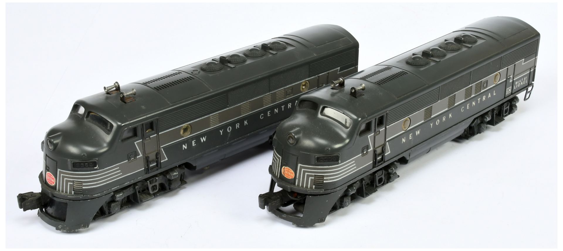 Lionel O Gauge Ref 2333-20 pair of New York Central A Units power and non power in two-tone grey ...