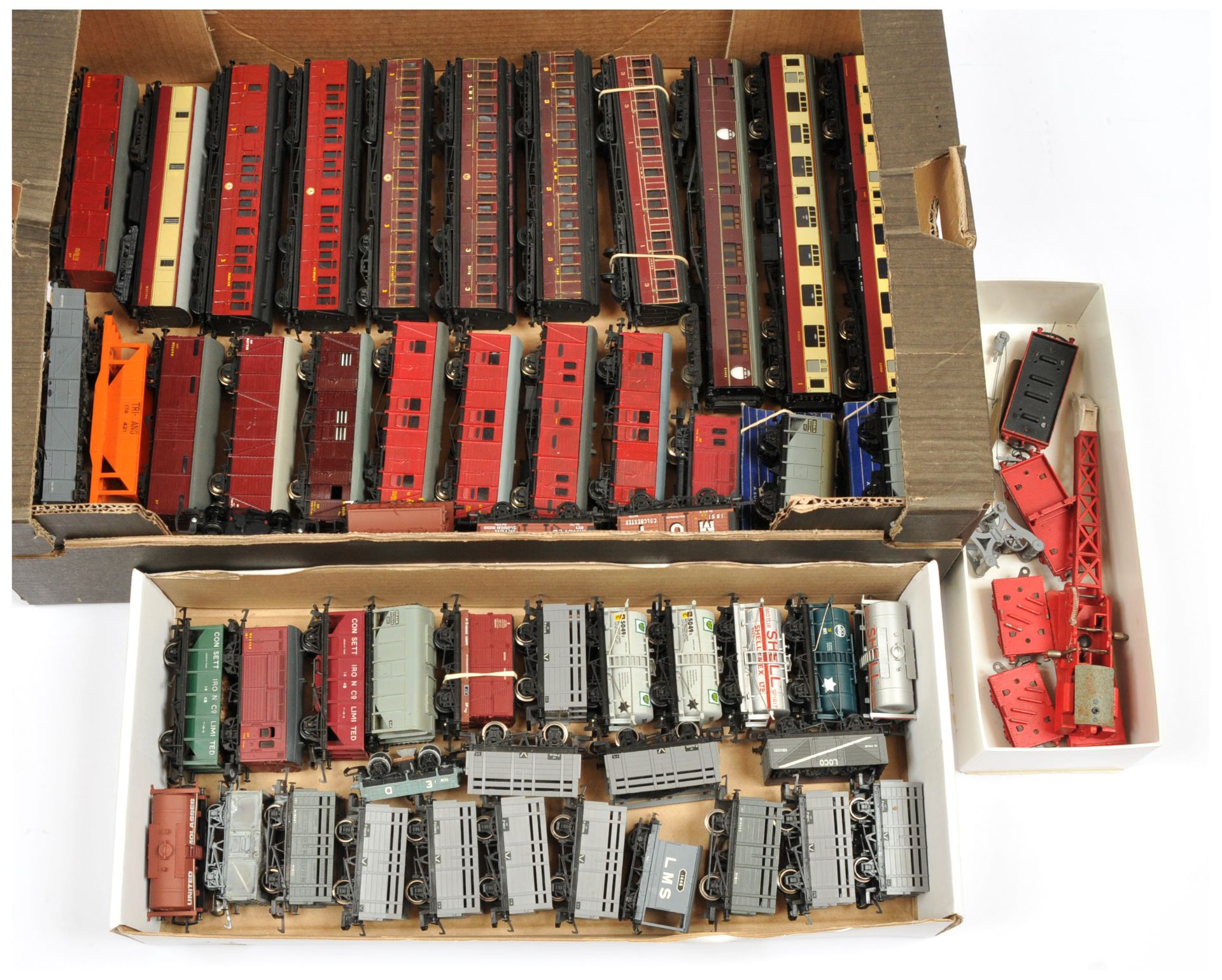 Hornby, Bachmann & Similar an unboxed group of Wagons and Coaches to include