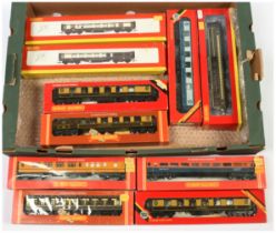 Hornby (China+GB) a mixed group of Coaches to include