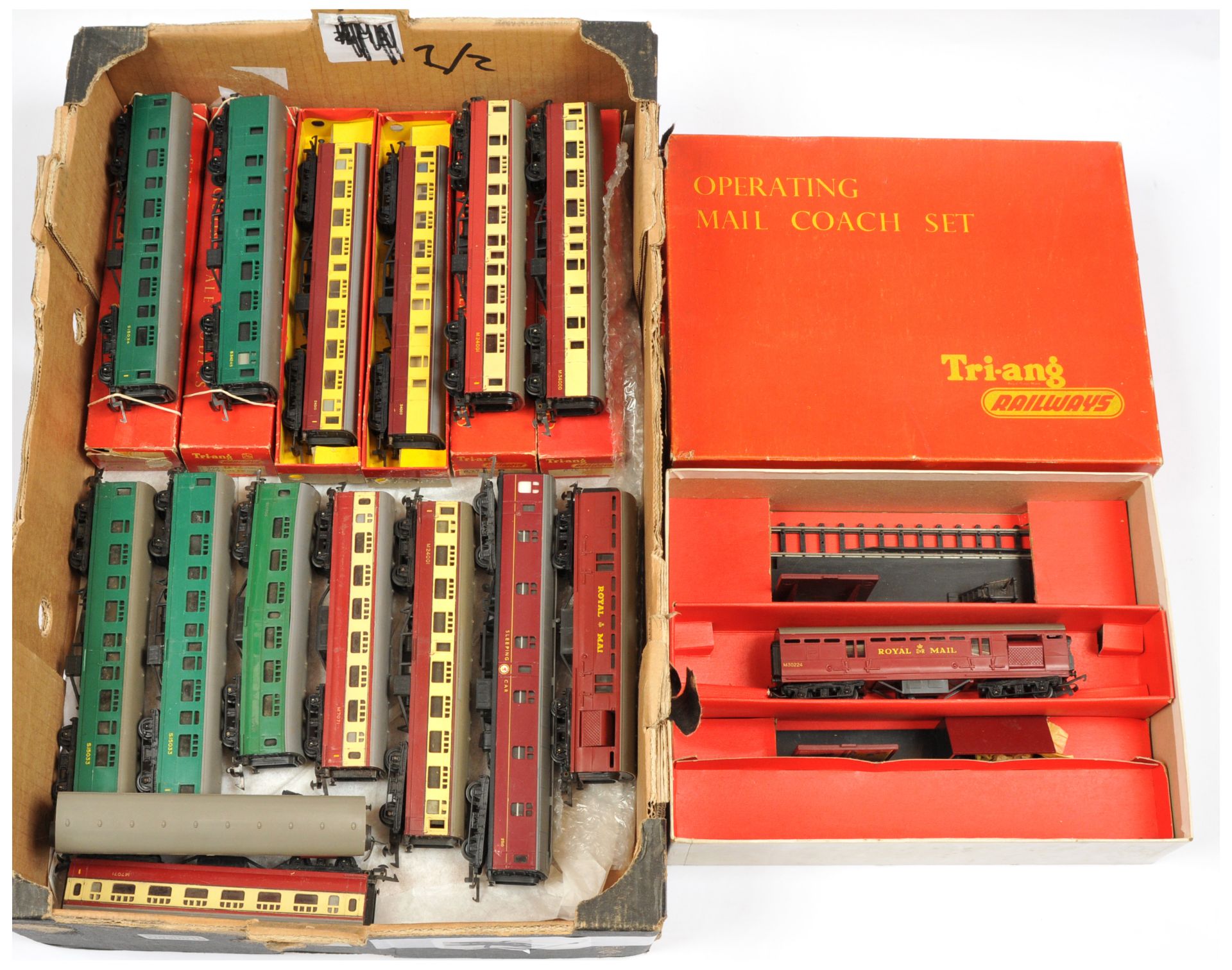 Hornby & Similar a boxed and unboxed group of Coaches to include