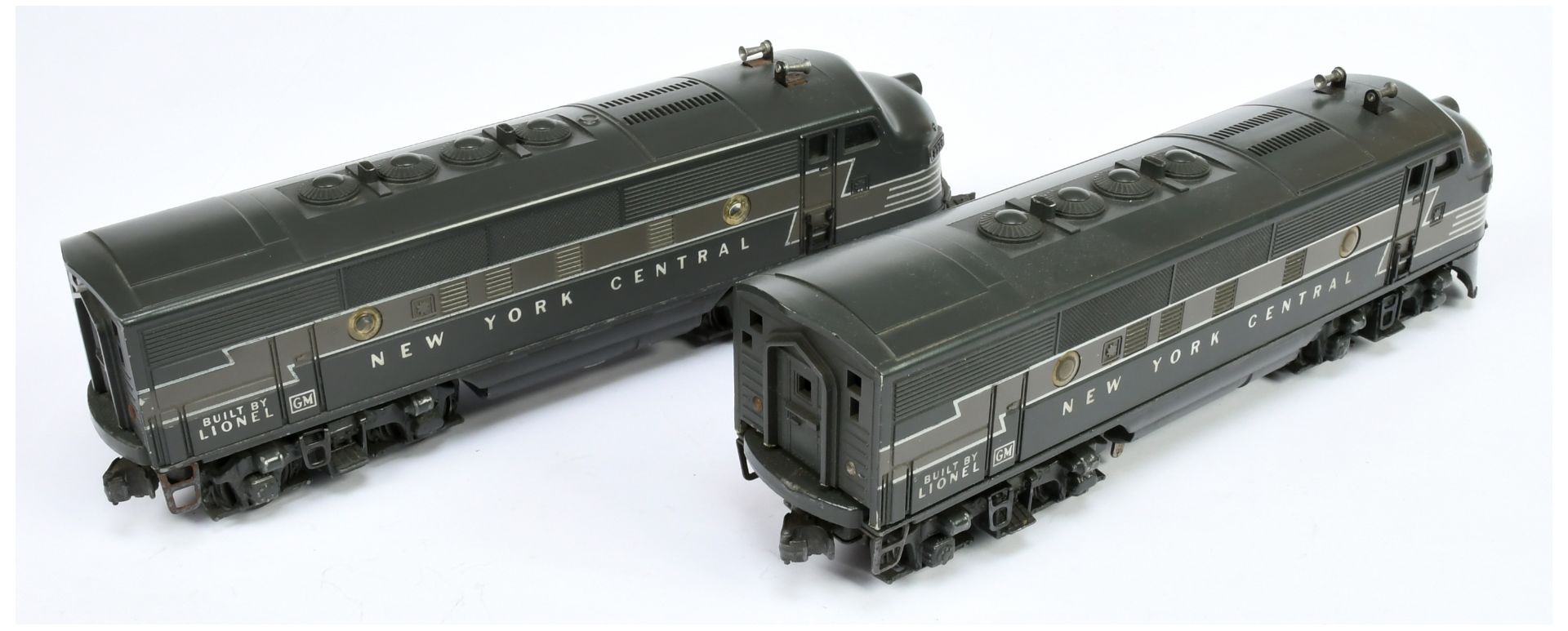 Lionel O Gauge Ref 2333-20 pair of New York Central A Units power and non power in two-tone grey ... - Image 2 of 2