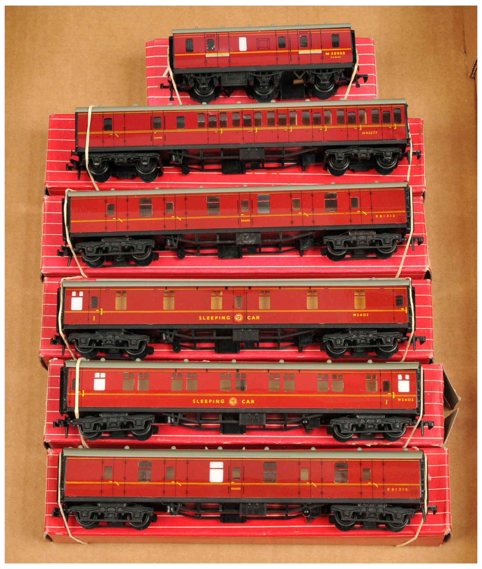 Hornby Dublo a group of BR marron Coaches to include 