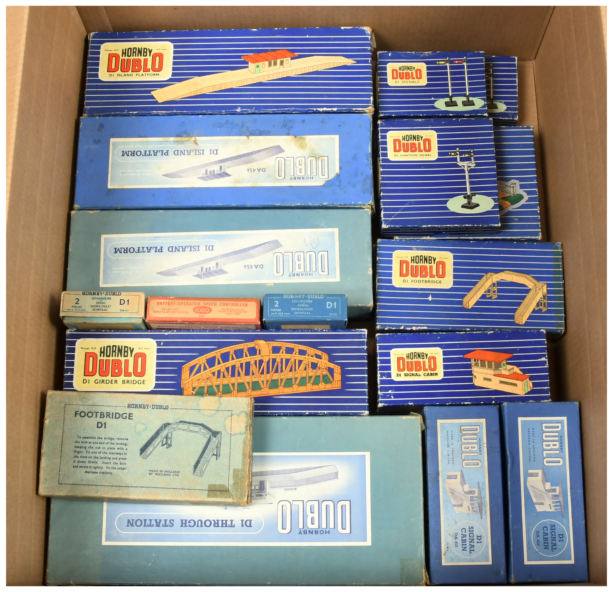 Hornby Dublo a boxed group of buildings and other items including empty boxes to include