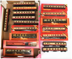 Hornby & Similar a boxed and unboxed group of mixed Coaches to include