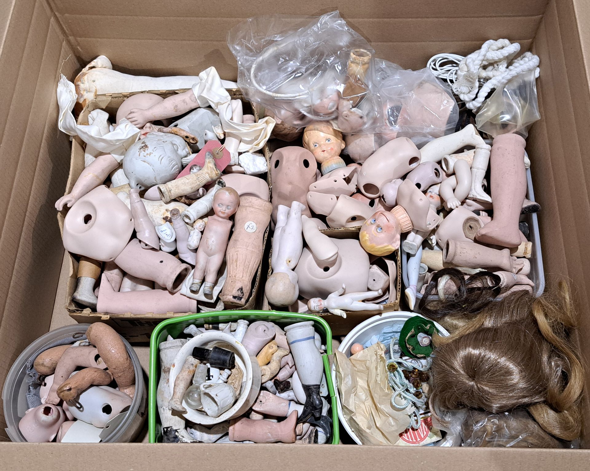 Large collection of antique/vintage/modern doll parts, plus doll's clothes - Image 2 of 2