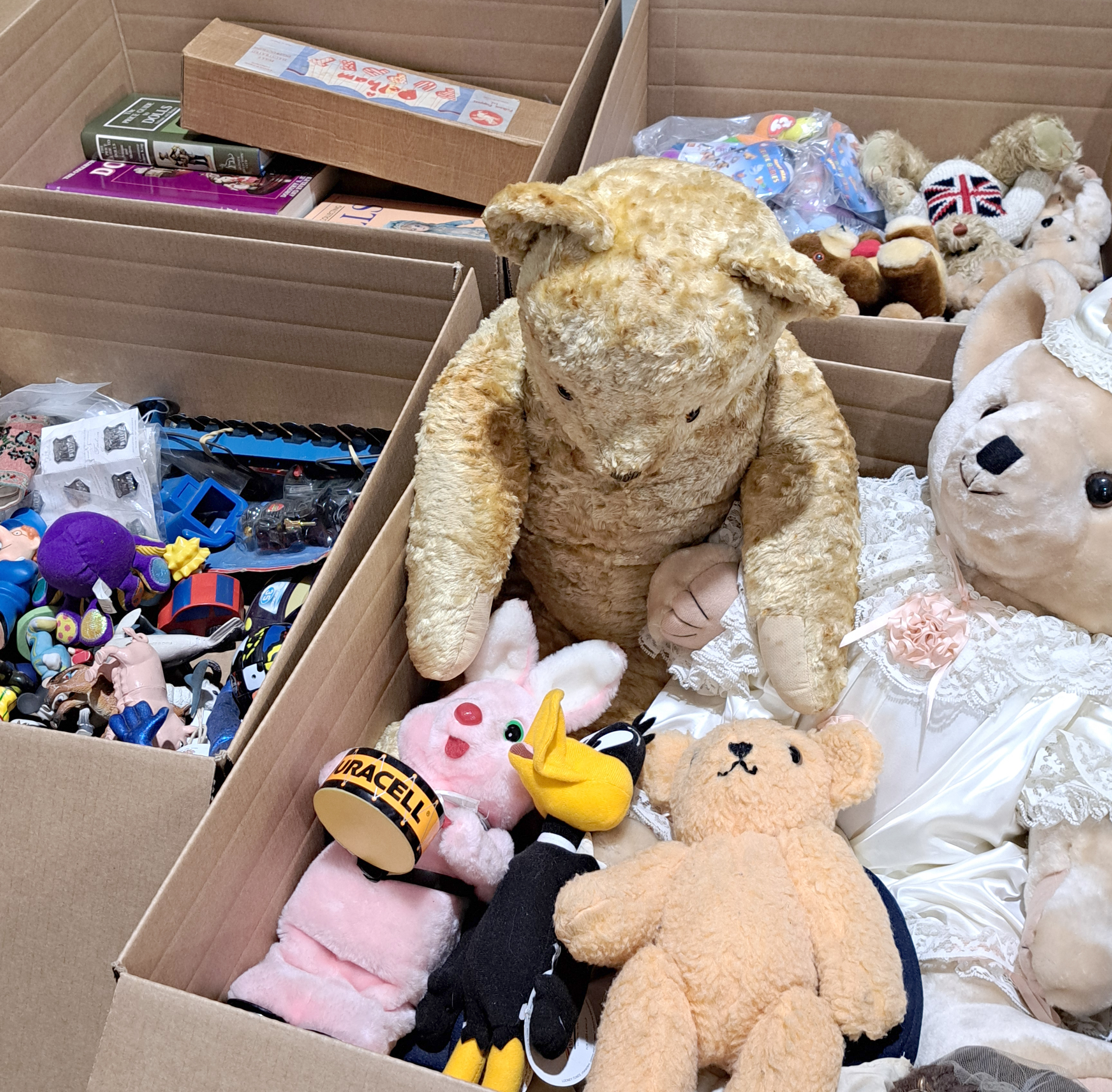 MIxed lot of assorted plush toys, bears and various novelties, plus doll reference books - Image 2 of 2