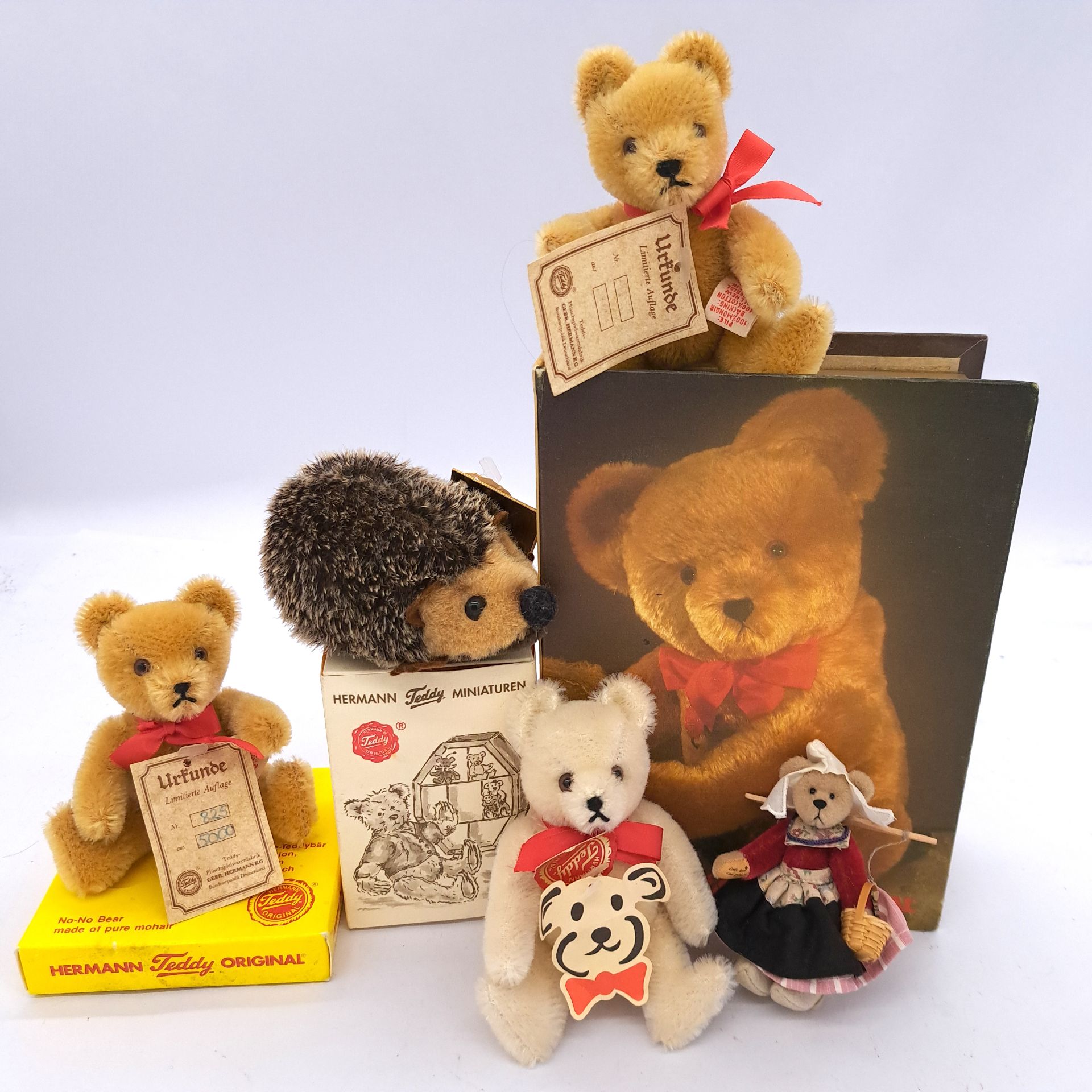 Hermann Teddy Original x eight teddy bears and a hedgehog