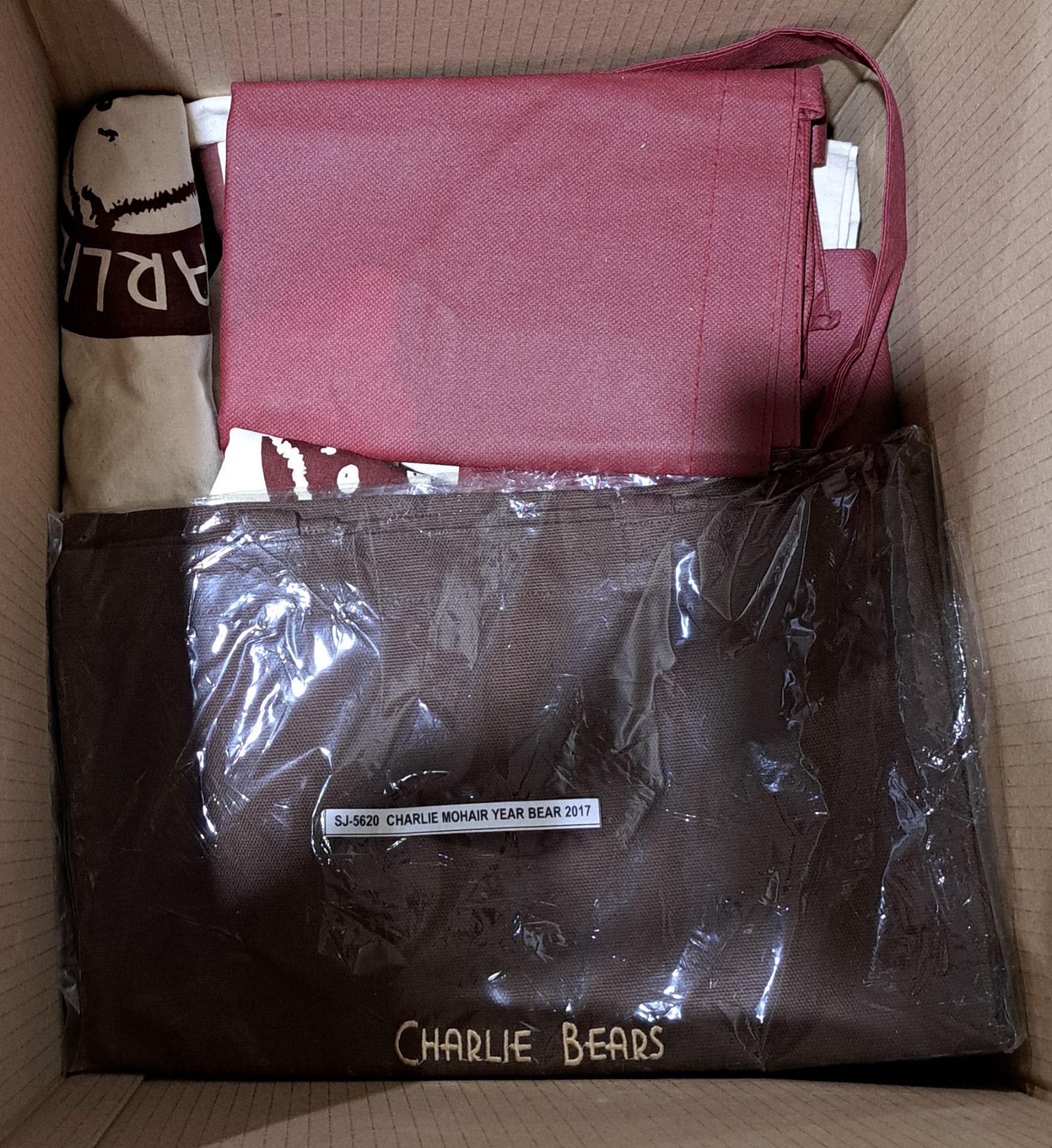 Charlie Bears assortment of paraphernalia, catalogues, accessories and bags - Bild 2 aus 2